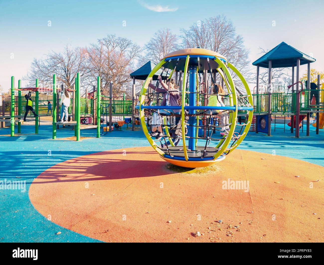 Syracuse, New York - 29 octobre 2022 : vue sur le paysage des enfants en jeu à l'intérieur d'une sphère de rotation. Banque D'Images