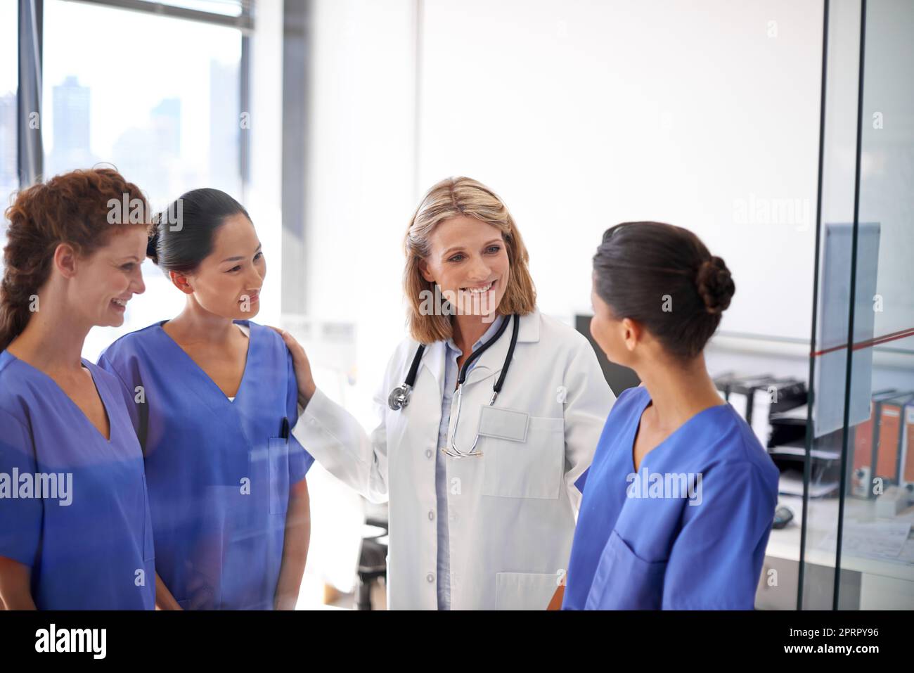 Le respect mutuel fait une grande équipe. Une femme médecin parle à un groupe d'infirmières dans un hôpital Banque D'Images