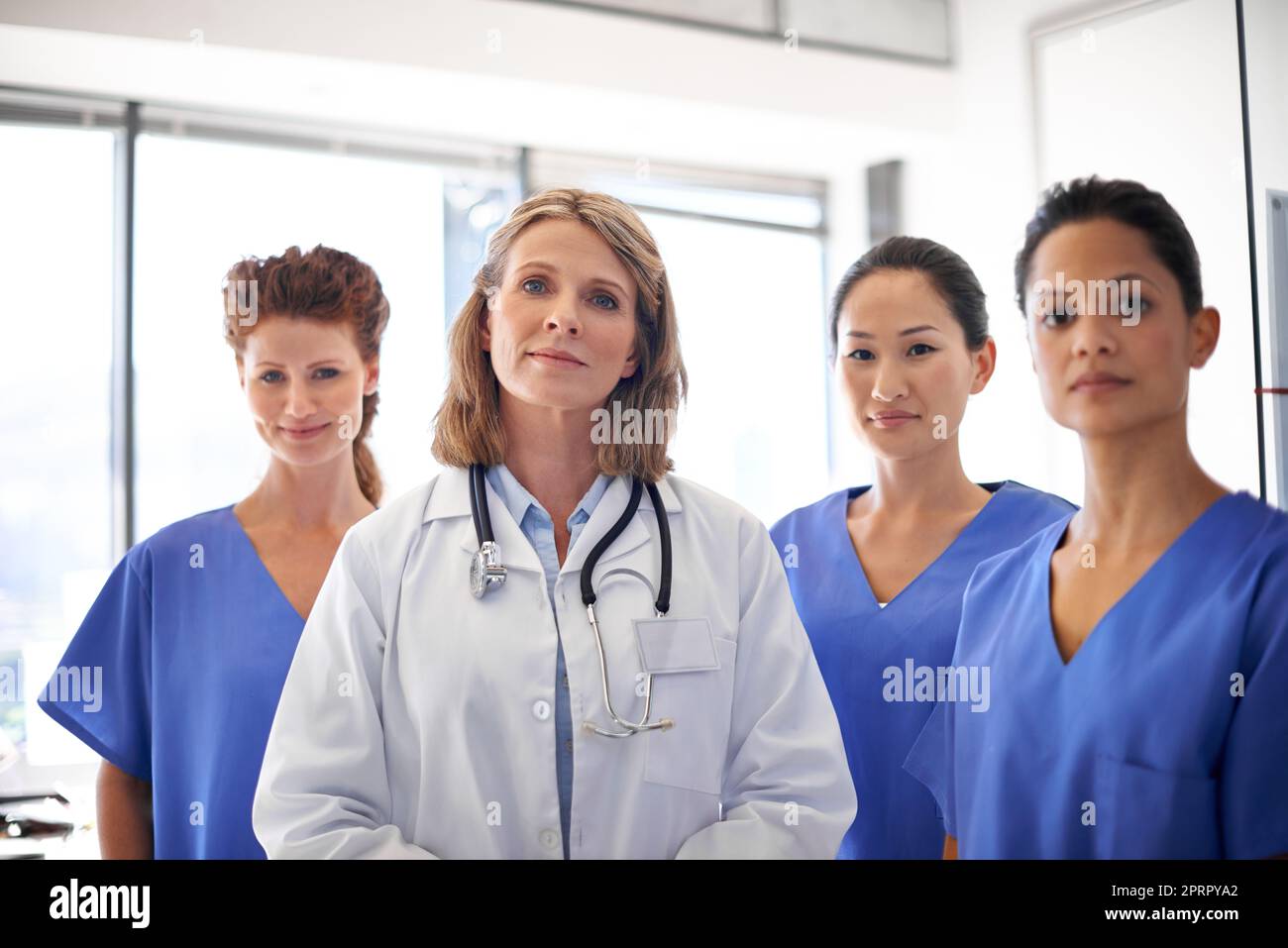 Vous pouvez en dépendre. Portrait d'un groupe d'infirmières debout à côté d'une femme médecin dans un hôpital. Banque D'Images