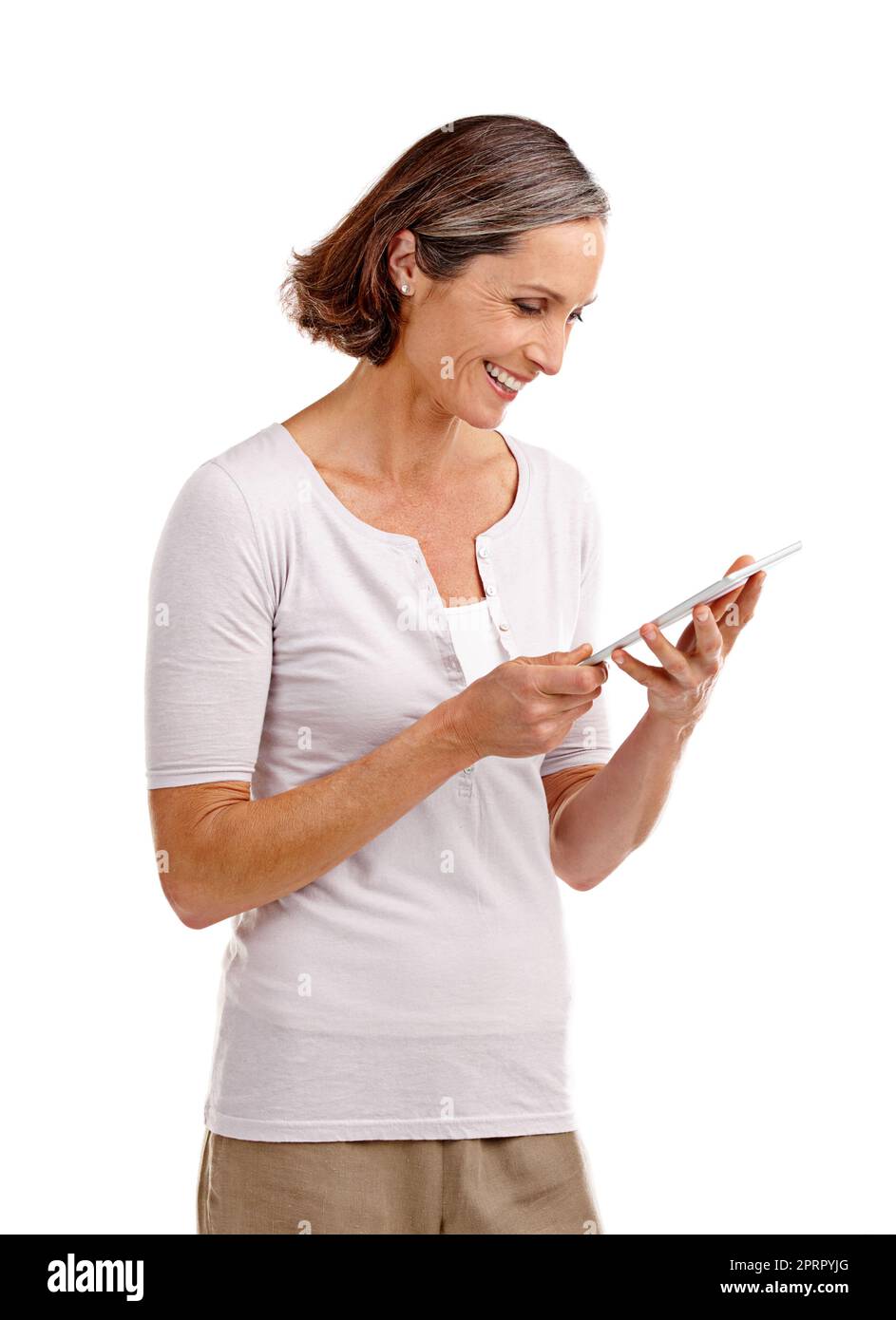 Profitez de la liberté en ligne. Portrait en studio rogné d'une femme mûre attrayante à l'aide d'une tablette numérique. Banque D'Images