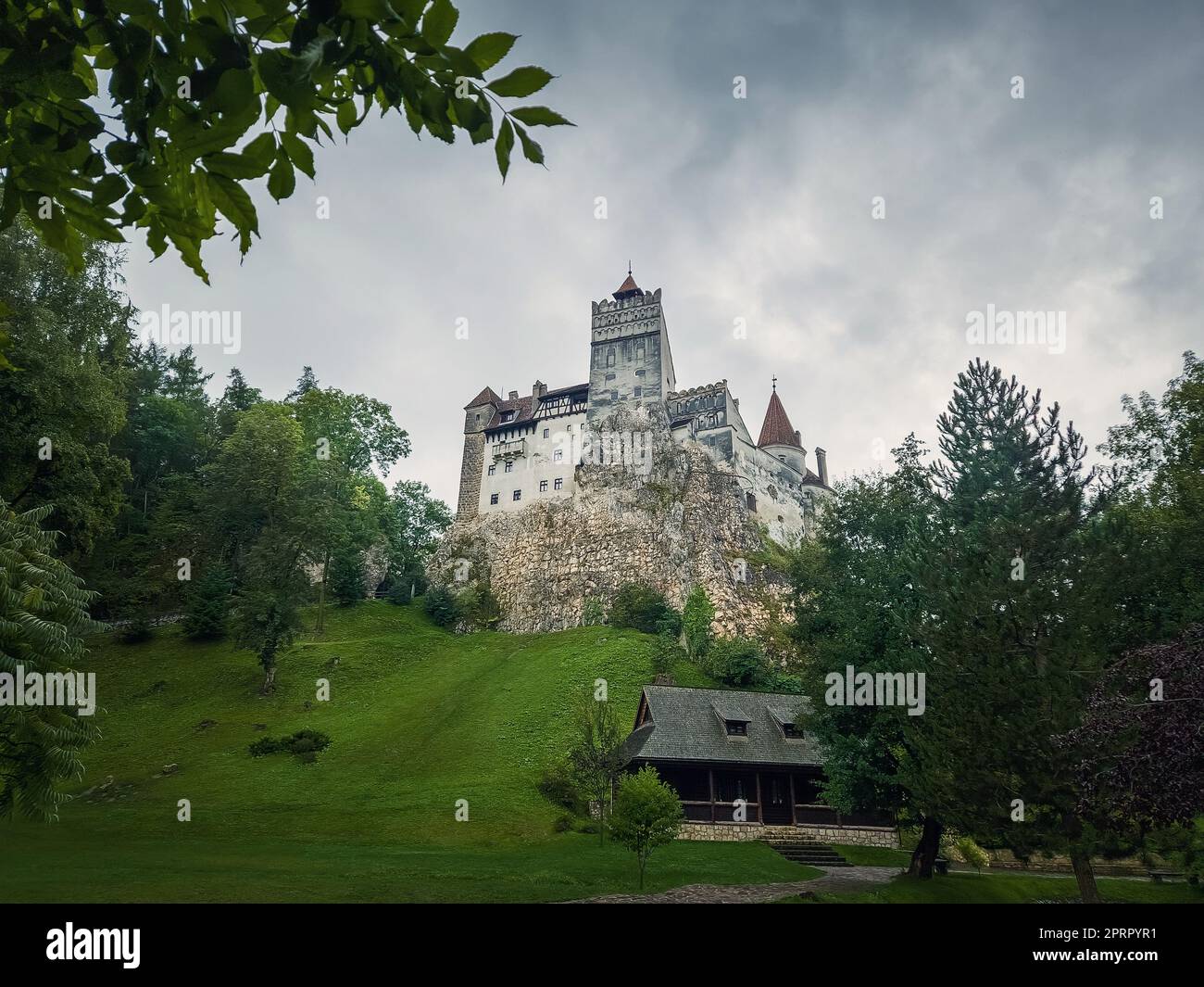 La forteresse médiévale de Bran connue sous le nom de château Dracula en Transylvanie, Roumanie. Bastion historique de style saxon au cœur des montagnes carpathes Banque D'Images