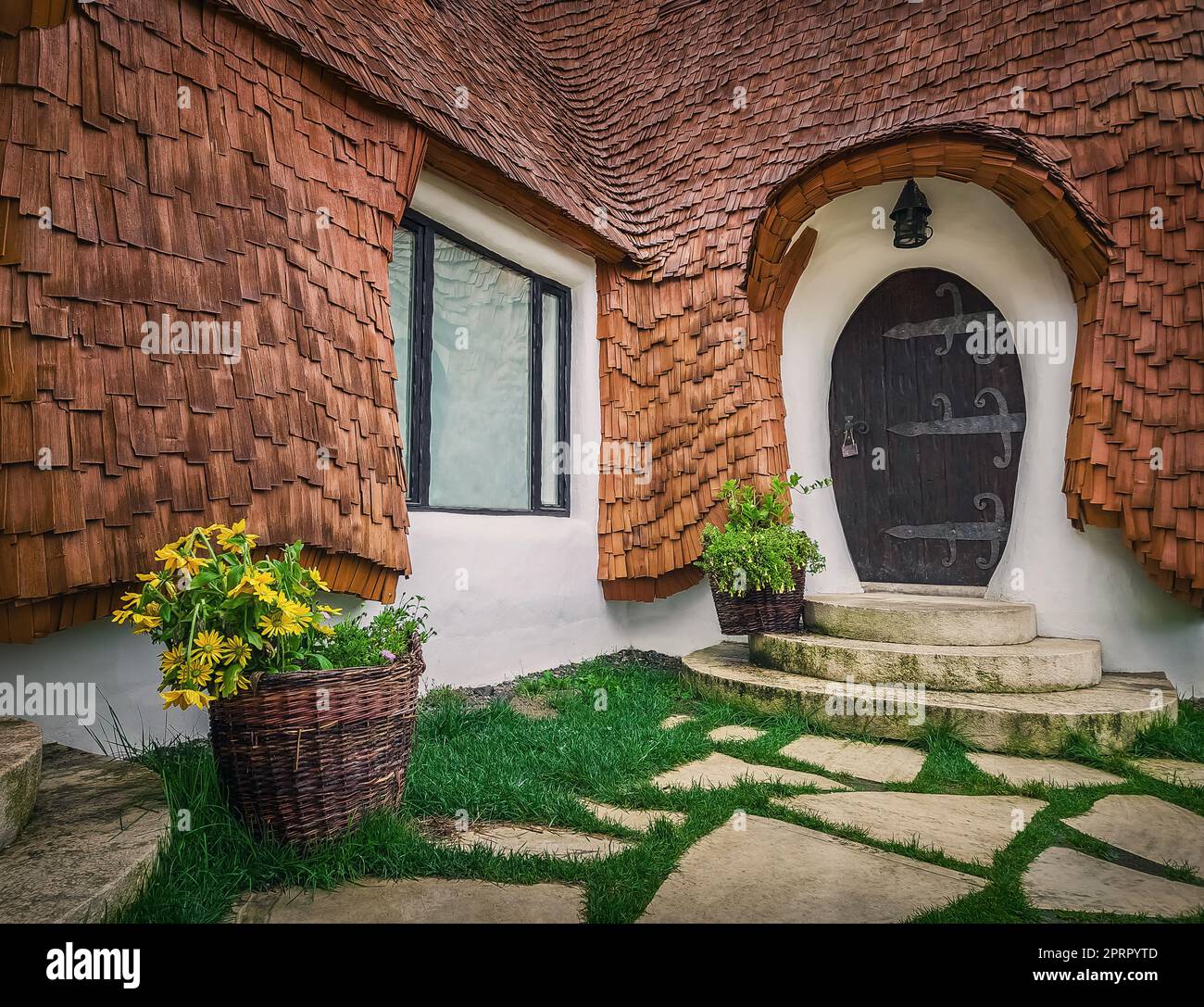 Le château de Clay de la vallée des Fées, un complexe touristique de Transylvanie, Roumanie. Vue rapprochée d'une petite porte d'entrée, maison naine de fantaisie de contes Banque D'Images