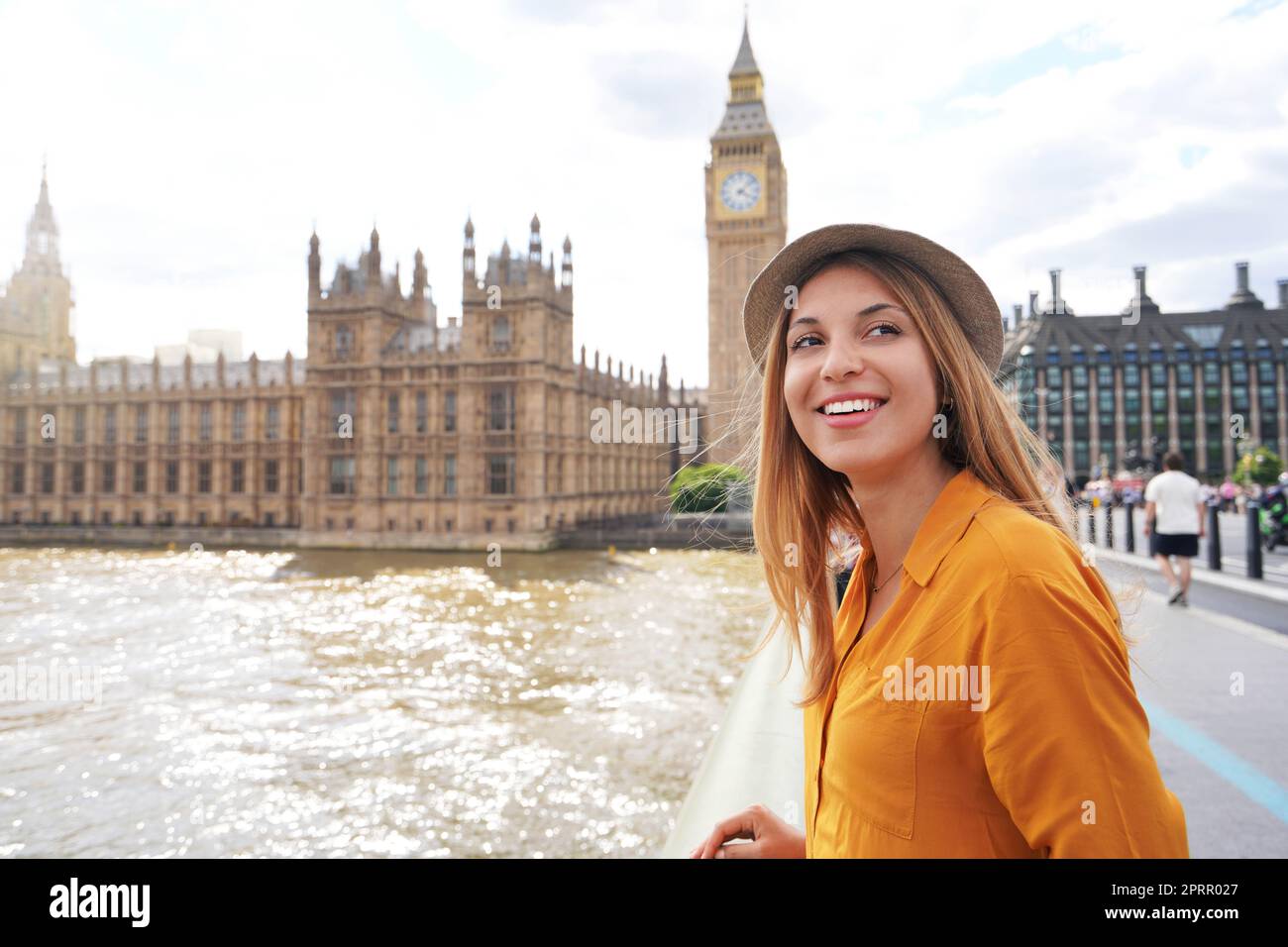 Une femme souriante qui visite les sites touristiques de Londres, Royaume-Uni Banque D'Images