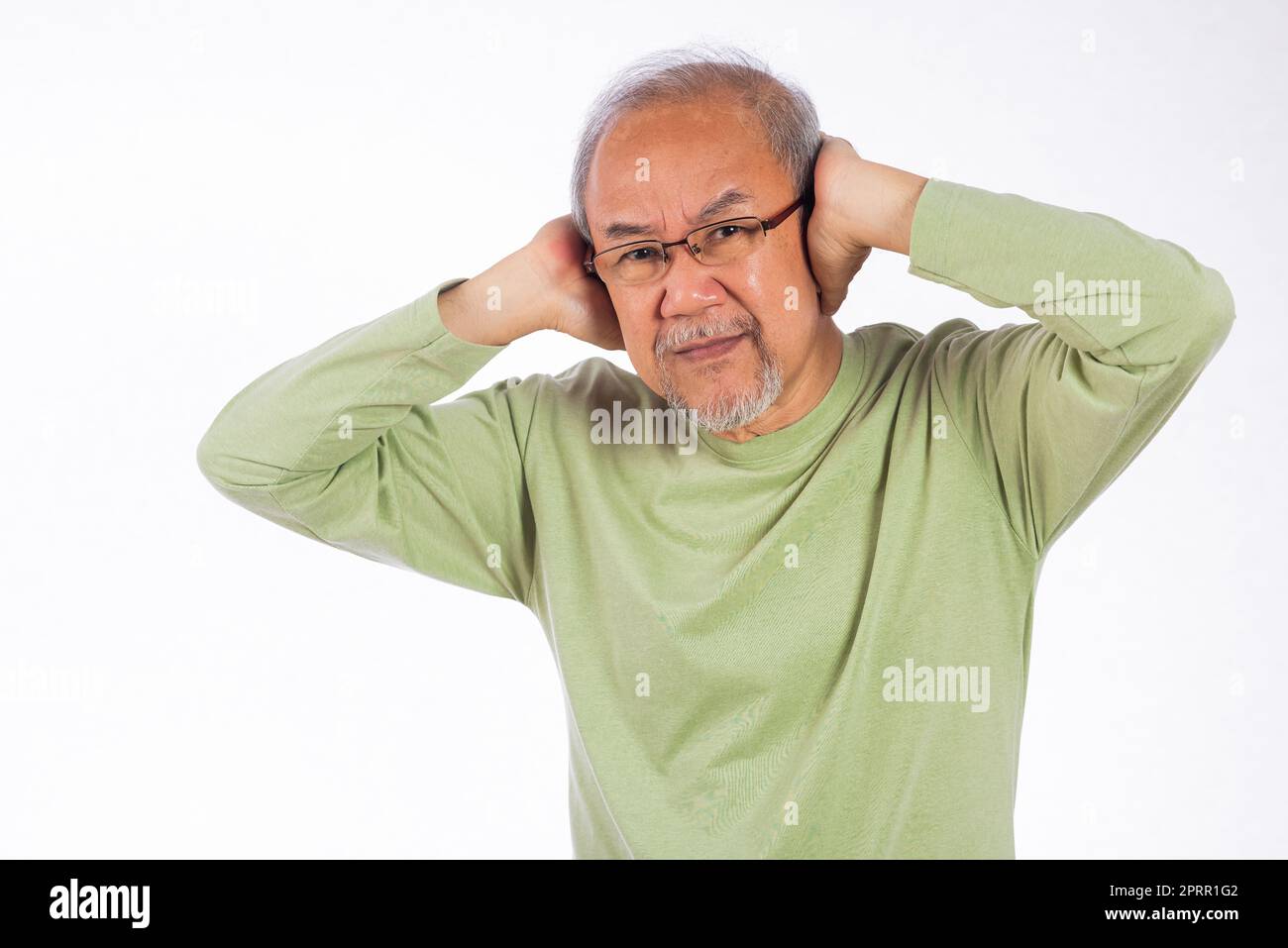 Portrait d'un vieil homme âgé avec des lunettes triste couvrant les oreilles avec les doigts mains Banque D'Images