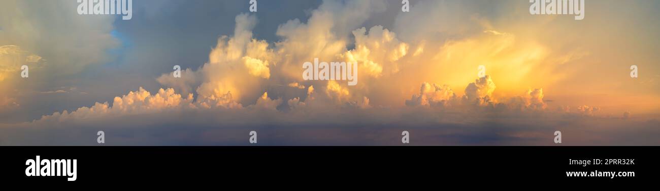 Panorama de couleurs éclatantes et spectaculaires avec nuage de lever de soleil Banque D'Images