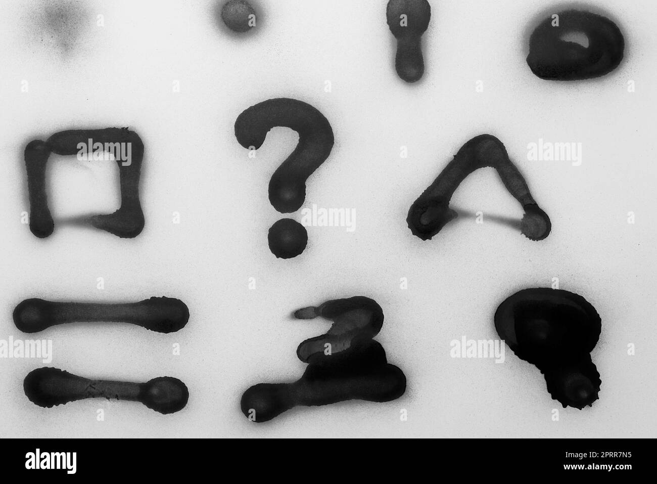 Symboles peints en spray noir sur fond blanc Banque D'Images