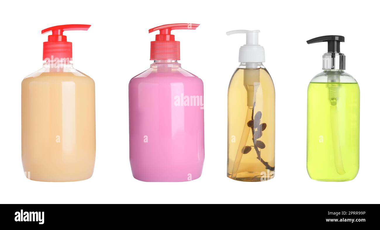 Set avec différentes bouteilles de savons liquides sur fond blanc Banque D'Images