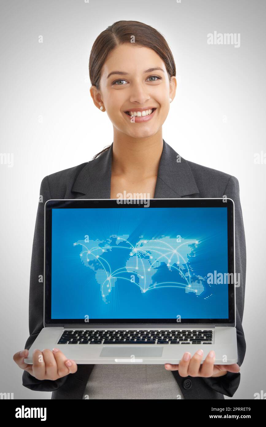 Tenez le monde entre vos mains. Portrait en studio d'une femme d'affaires tenant un ordinateur portable montrant une carte du monde avec des emplacements sur celle-ci Banque D'Images