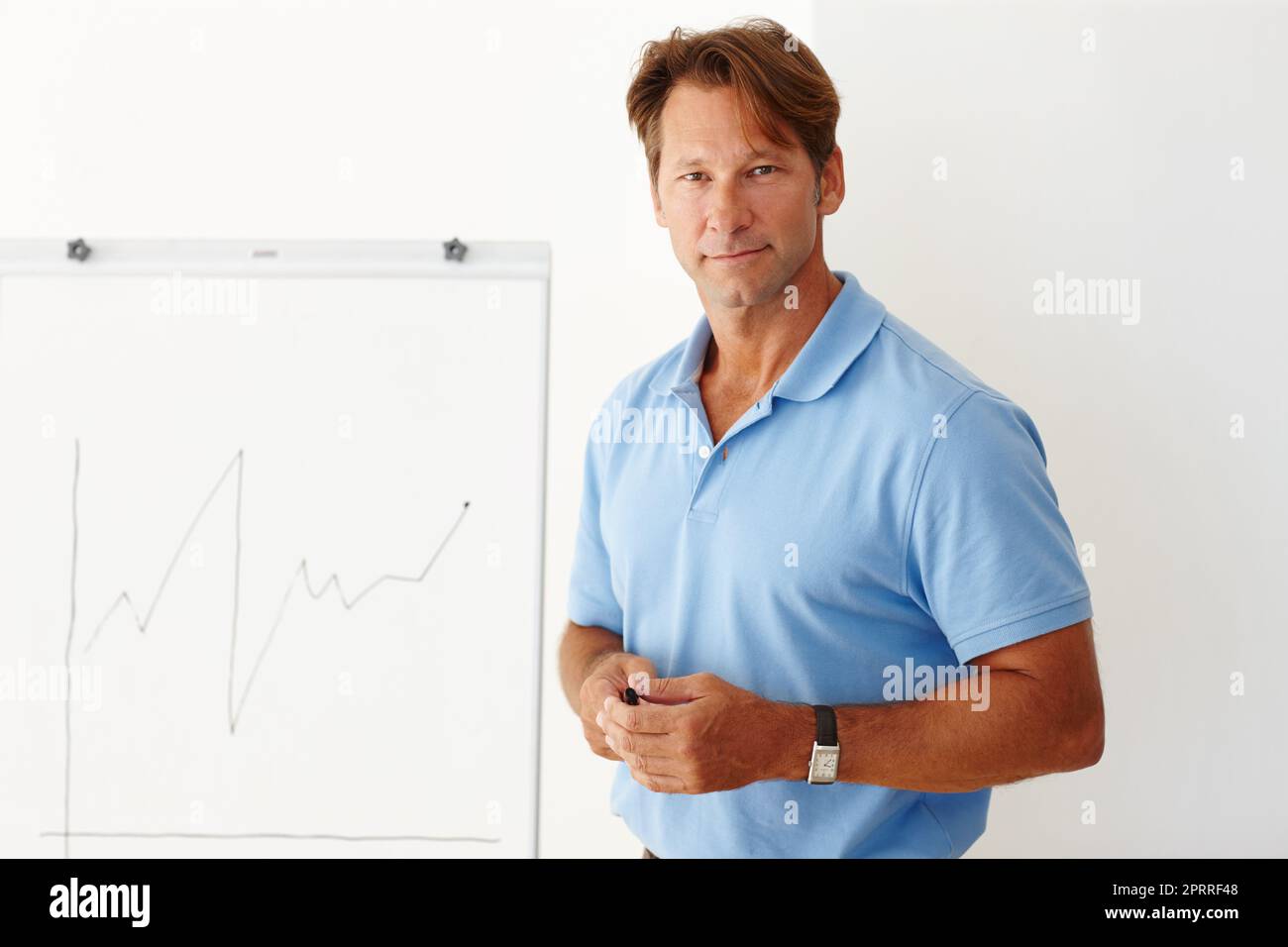 Permettez-moi de présenter mon nouveau plan. Photo moyenne d'un homme mûr debout à côté d'un tableau blanc. Banque D'Images