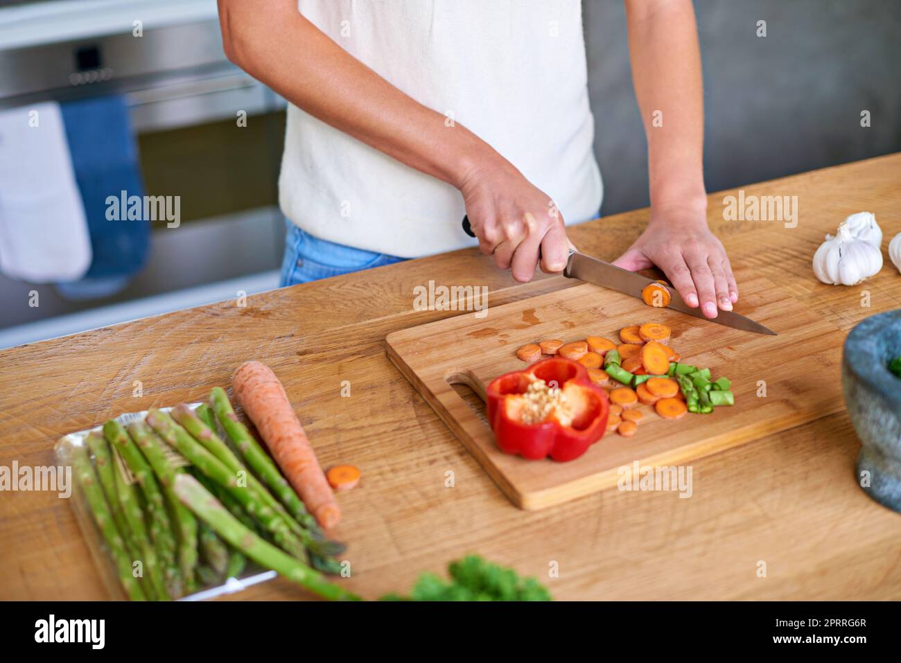 Faire de la magie dans la cuisine. Une femme hacher des légumes dans la cuisine Banque D'Images