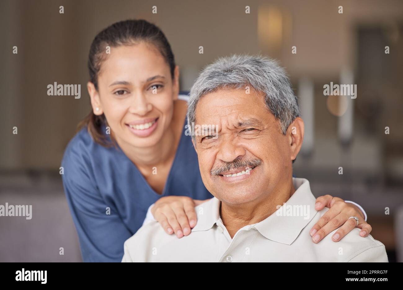 Portrait d'un homme âgé avec une infirmière, liaison pendant un contrôle à domicile de la vie assistée . Souriez, heureux et amical, le patient mûr se détendre et profiter du temps avec un professionnel de la santé aimant et insouciant Banque D'Images