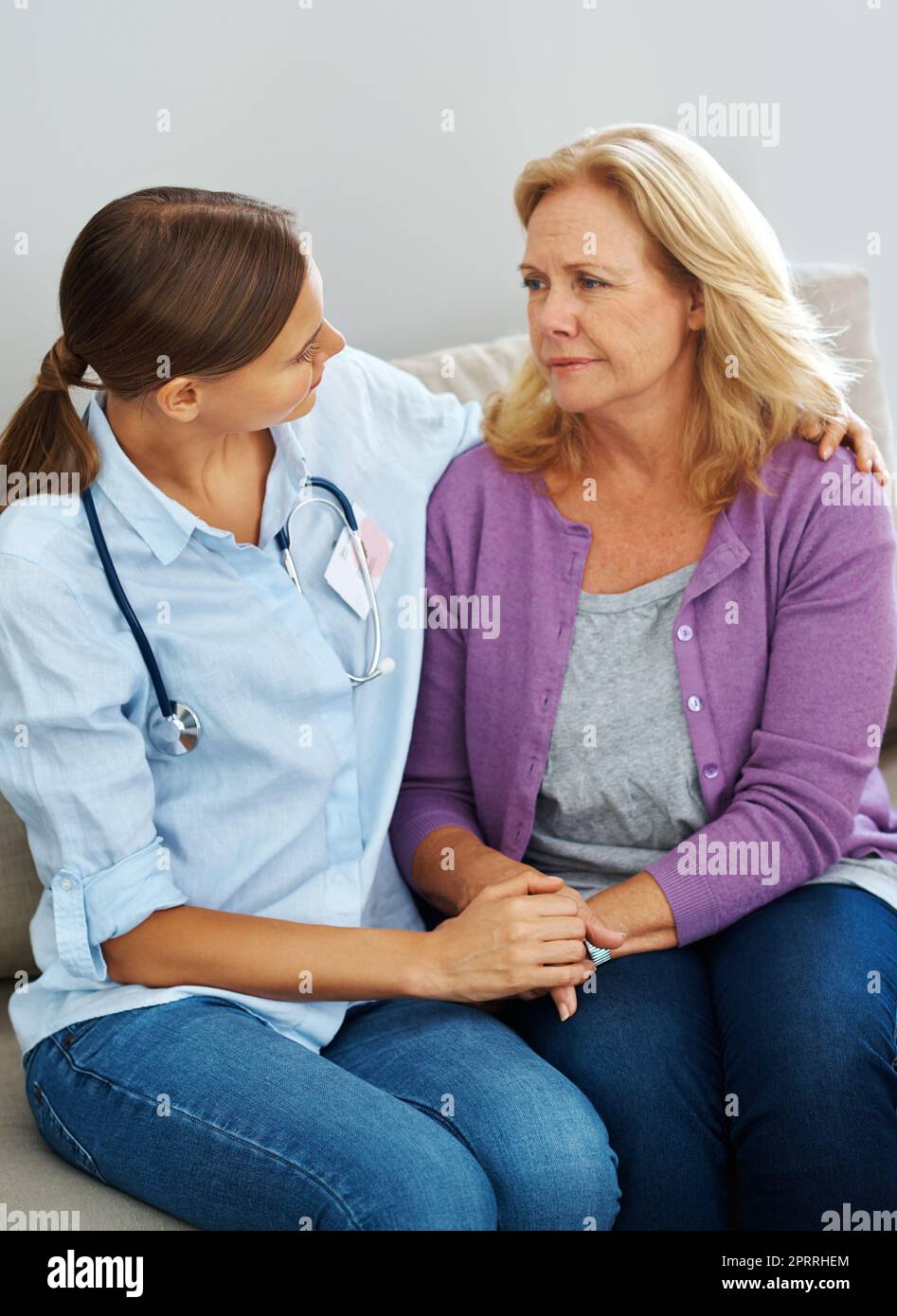 Je suis ici pour vous aider. une jeune infirmière parle de son diagnostic à une femme âgée Banque D'Images