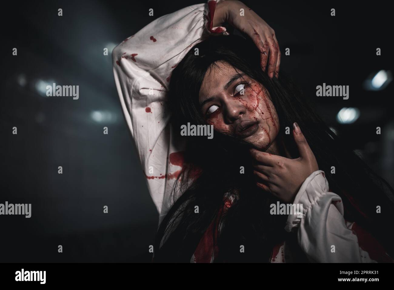 Horreur une femme sanguinaire fantôme ou zombie elle est horreur effrayante avec des cassures de son cou Banque D'Images