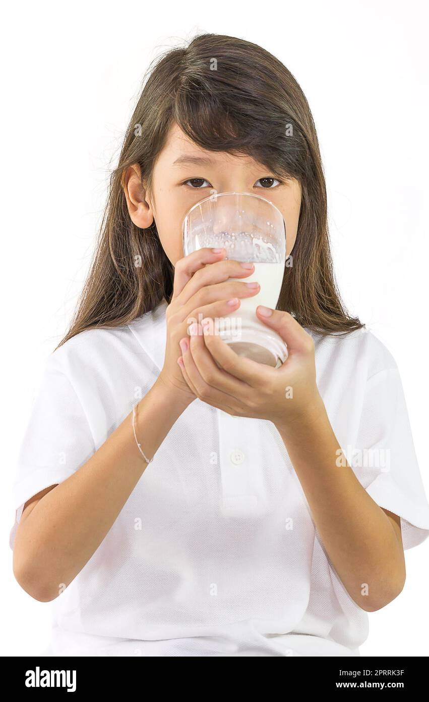 Jeune fille boire du lait en Studio Banque D'Images