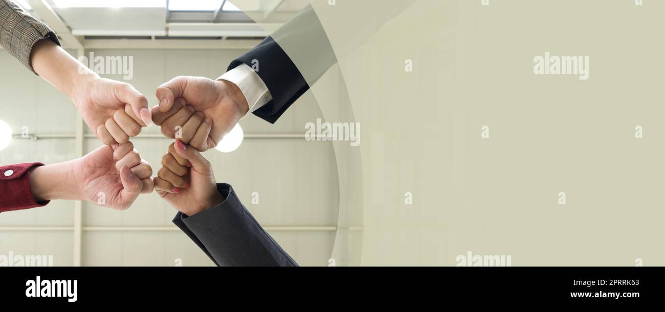 Concept de renforcement d'équipe. Des collègues se sont rassemblés pour célébrer le succès de l'entreprise dans un bureau moderne avec un plafond élevé. Vue de dessous Banque D'Images