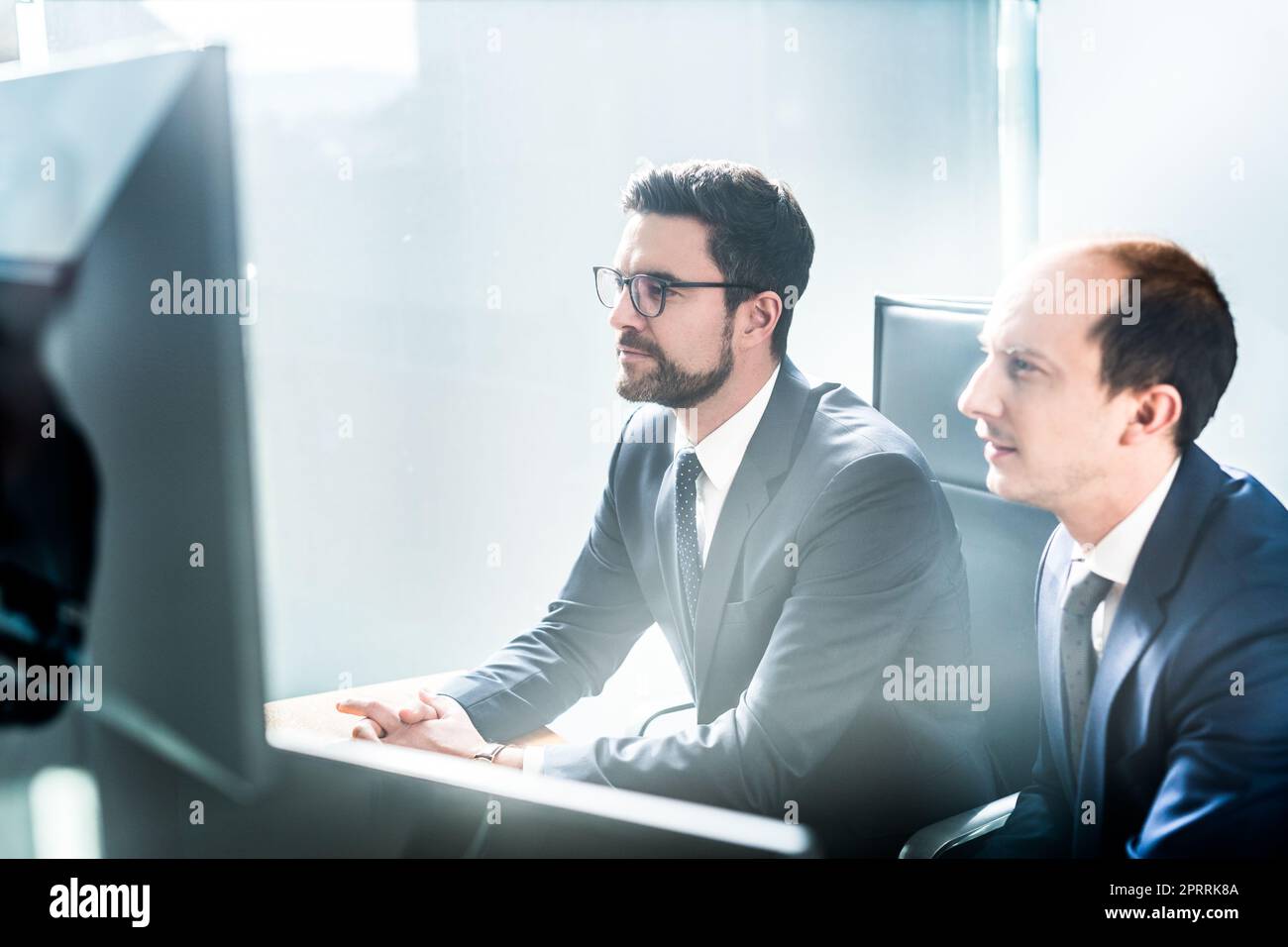 L'équipe d'analyse des données à d'affaires au bureau de la société moderne. Banque D'Images