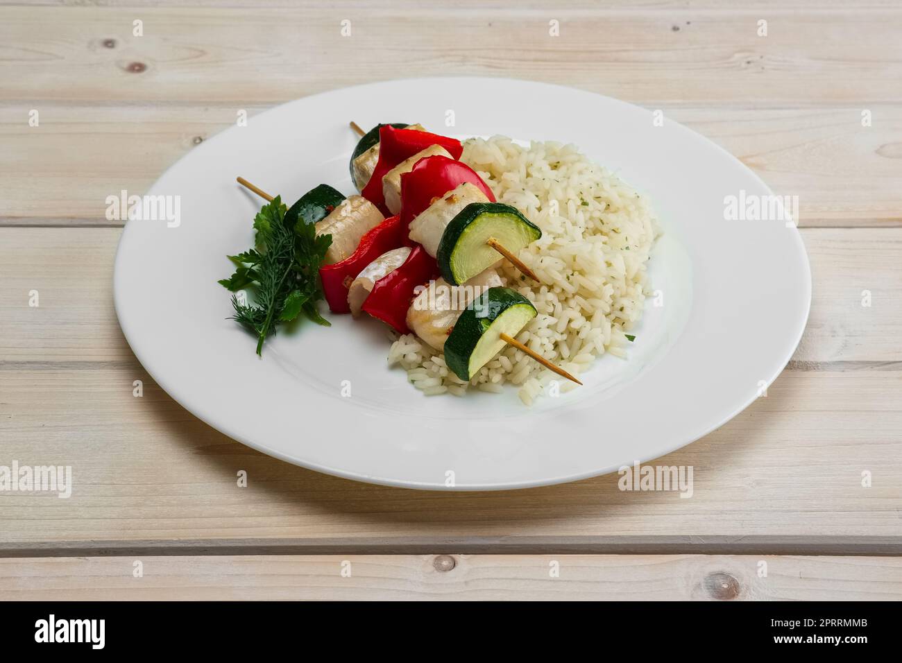 Grillades de poissons et de légumes sur une brochette avec du riz bouilli Banque D'Images