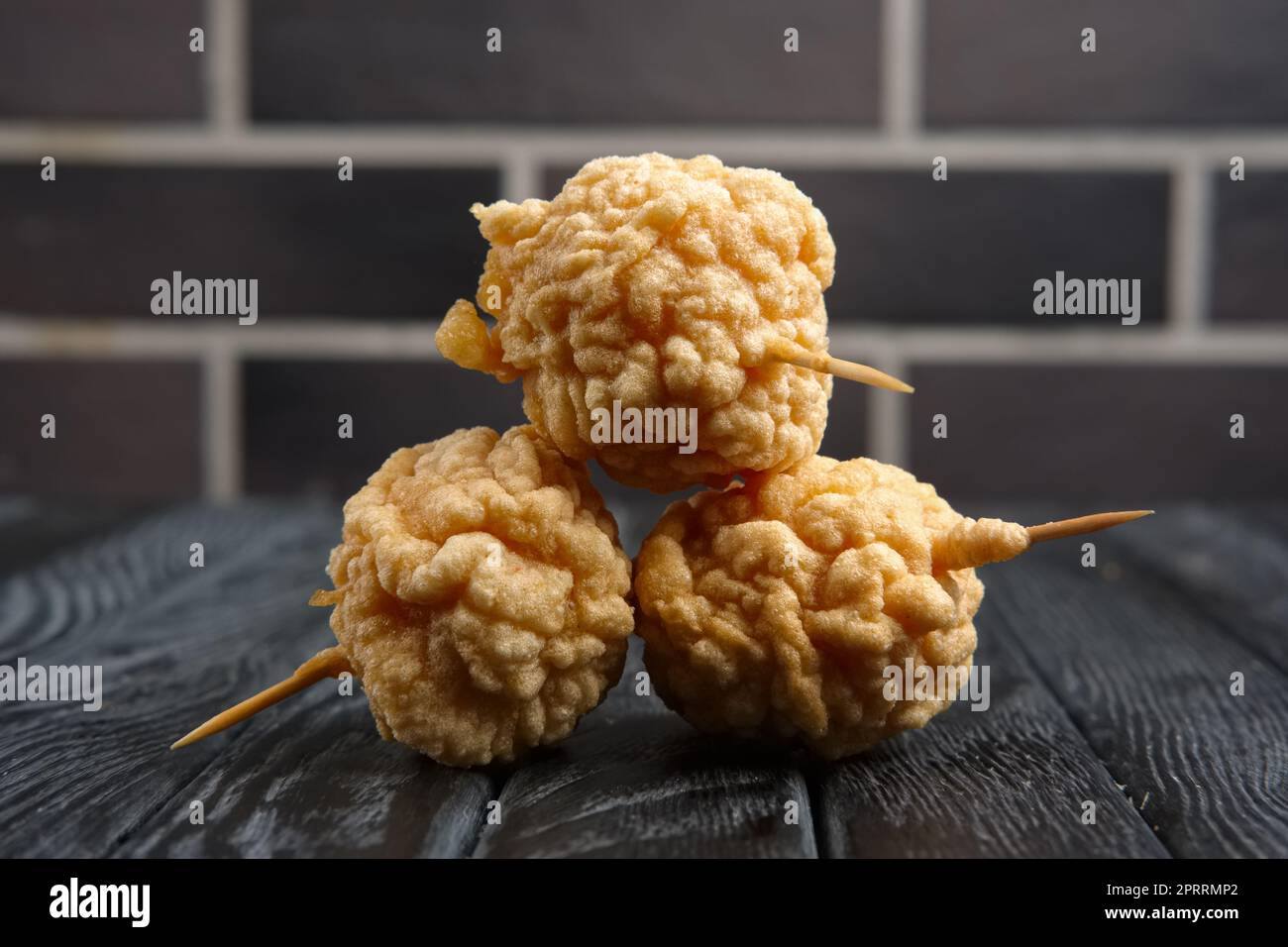 En-cas pour la bière - boulettes de fromage friture avec sauce Banque D'Images