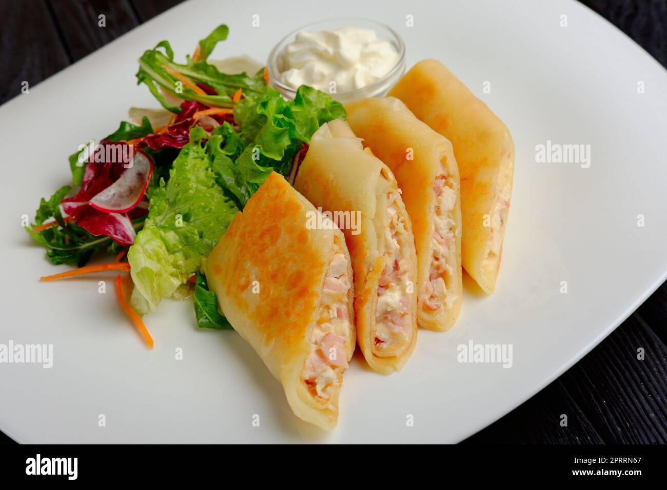 Crêpes avec jambon et salade Banque D'Images