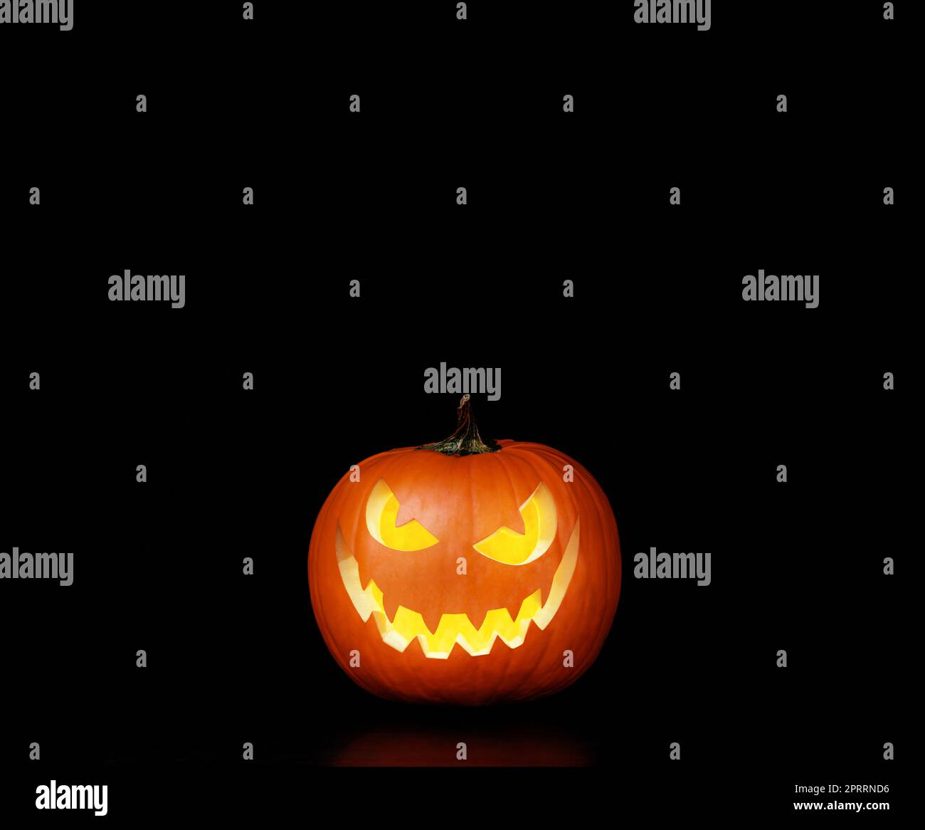 Vue rapprochée de la citrouille d'Halloween effrayante avec les yeux illuminés à l'intérieur Banque D'Images