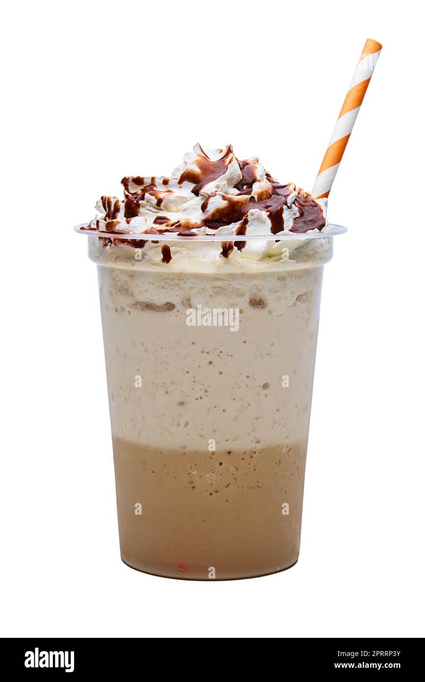 Cappuccino avec crème fouettée et syryp dans un verre plactique à emporter Banque D'Images