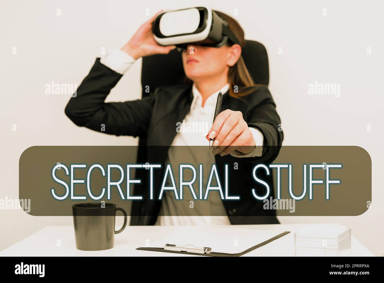 Exposition conceptuelle Secrétariat StuffSecretary biens appartenant à l'assistant personnel. Le secrétaire d'approche commerciale a des biens appartenant à son assistant personnel Banque D'Images