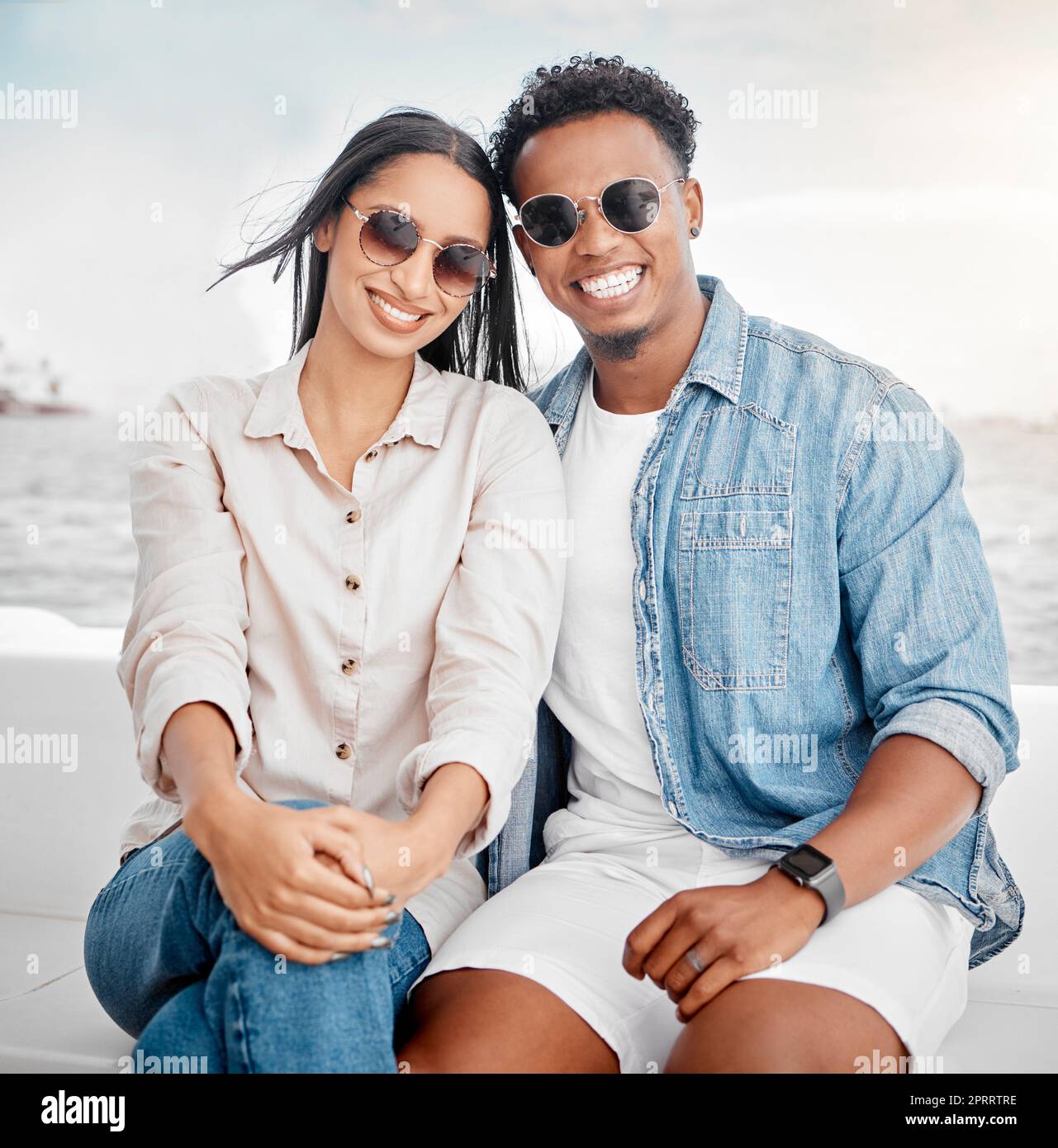 Lunettes de soleil, portrait d'été et de couple à la plage pour les vacances, vacances avec style décontracté de mode. Gen z ou femme millénaire, homme ou personne souriez ensemble avec l'océan, mer et ciel clair maquette Banque D'Images