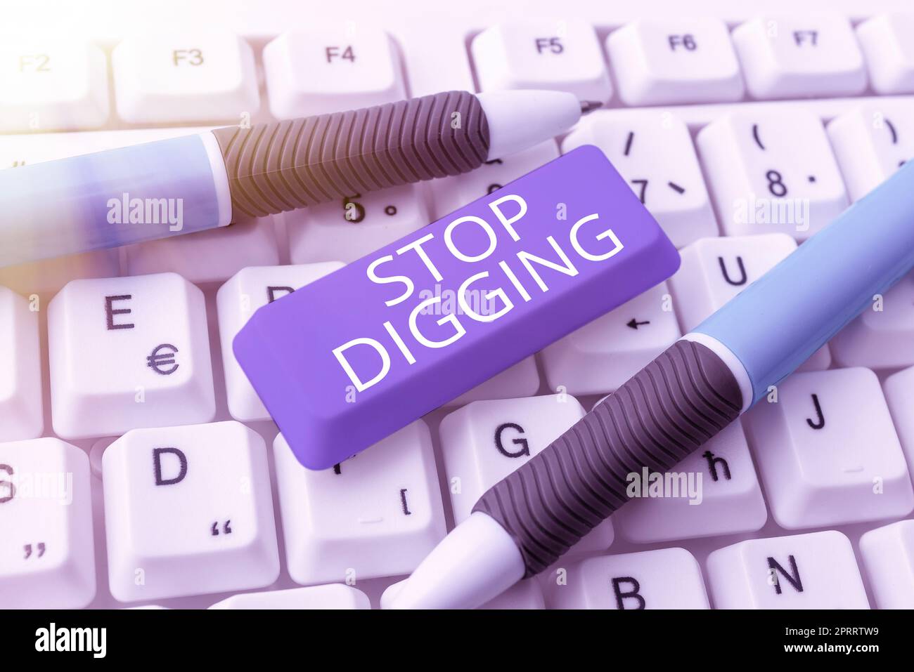 Affiche Stop Digging. Concept signifiant empêcher l'excavation illégale carrière Environnement conservation Banque D'Images