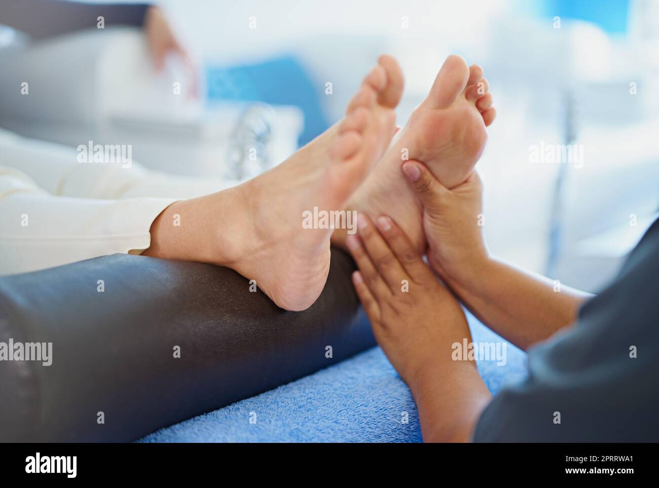 Les pédicures sont si relaxantes. Une femme a ses pieds massés dans un spa de beauté Banque D'Images