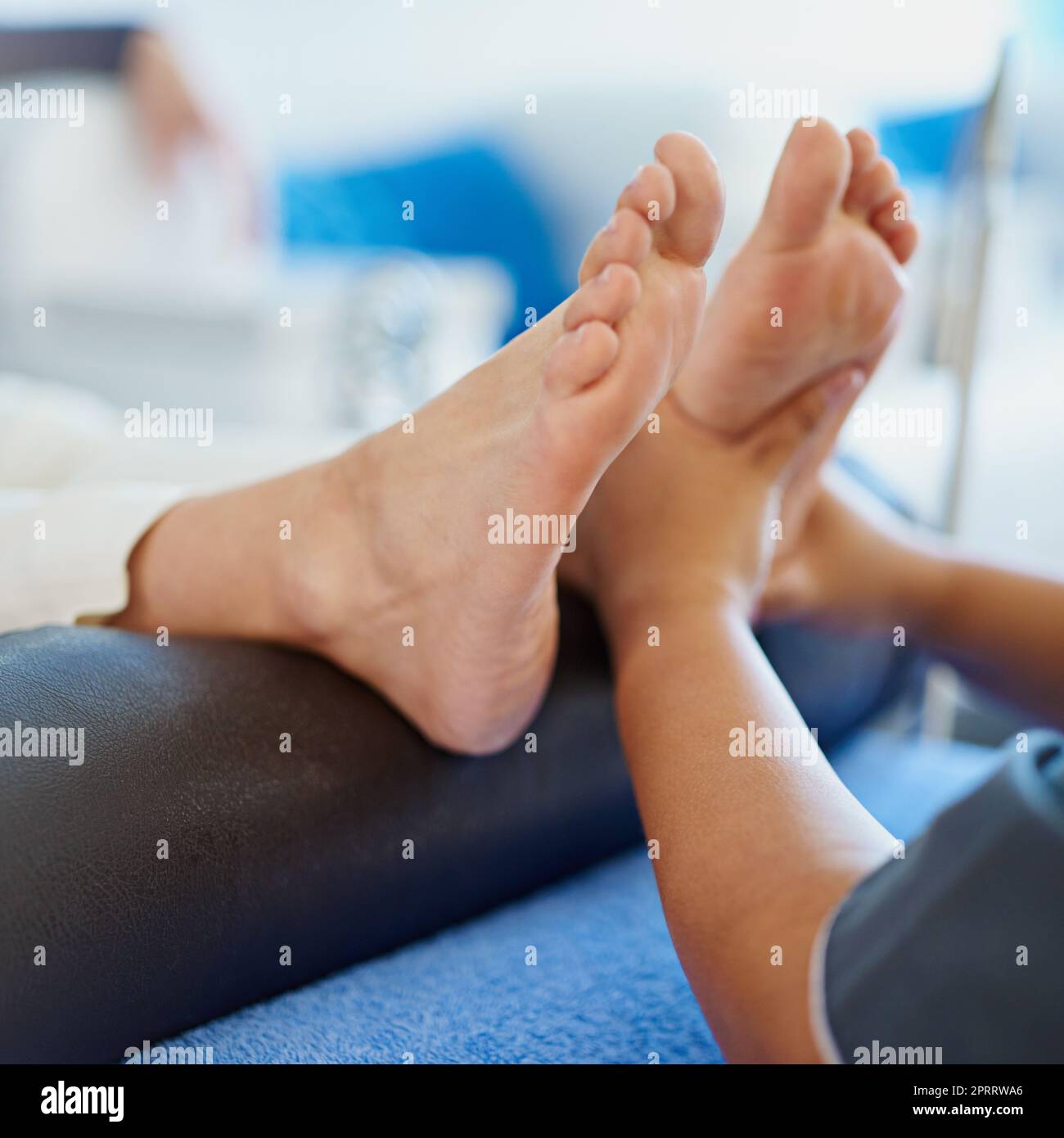 Relaxation des pieds vers le haut. Une femme ayant ses pieds massés dans un spa de beauté Banque D'Images
