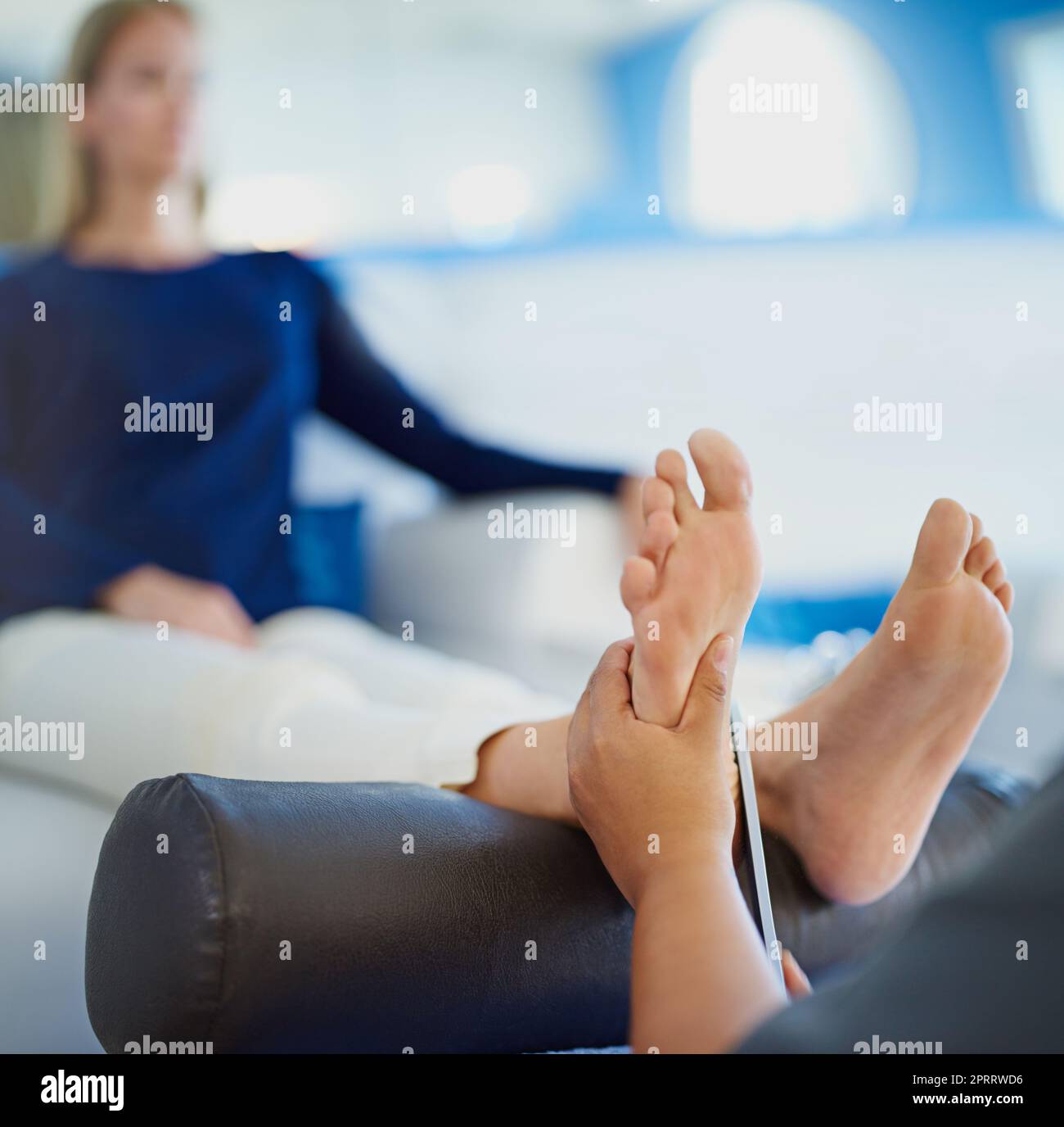 Pedi Day. Une femme ayant ses pieds massés dans un spa de beauté Banque D'Images