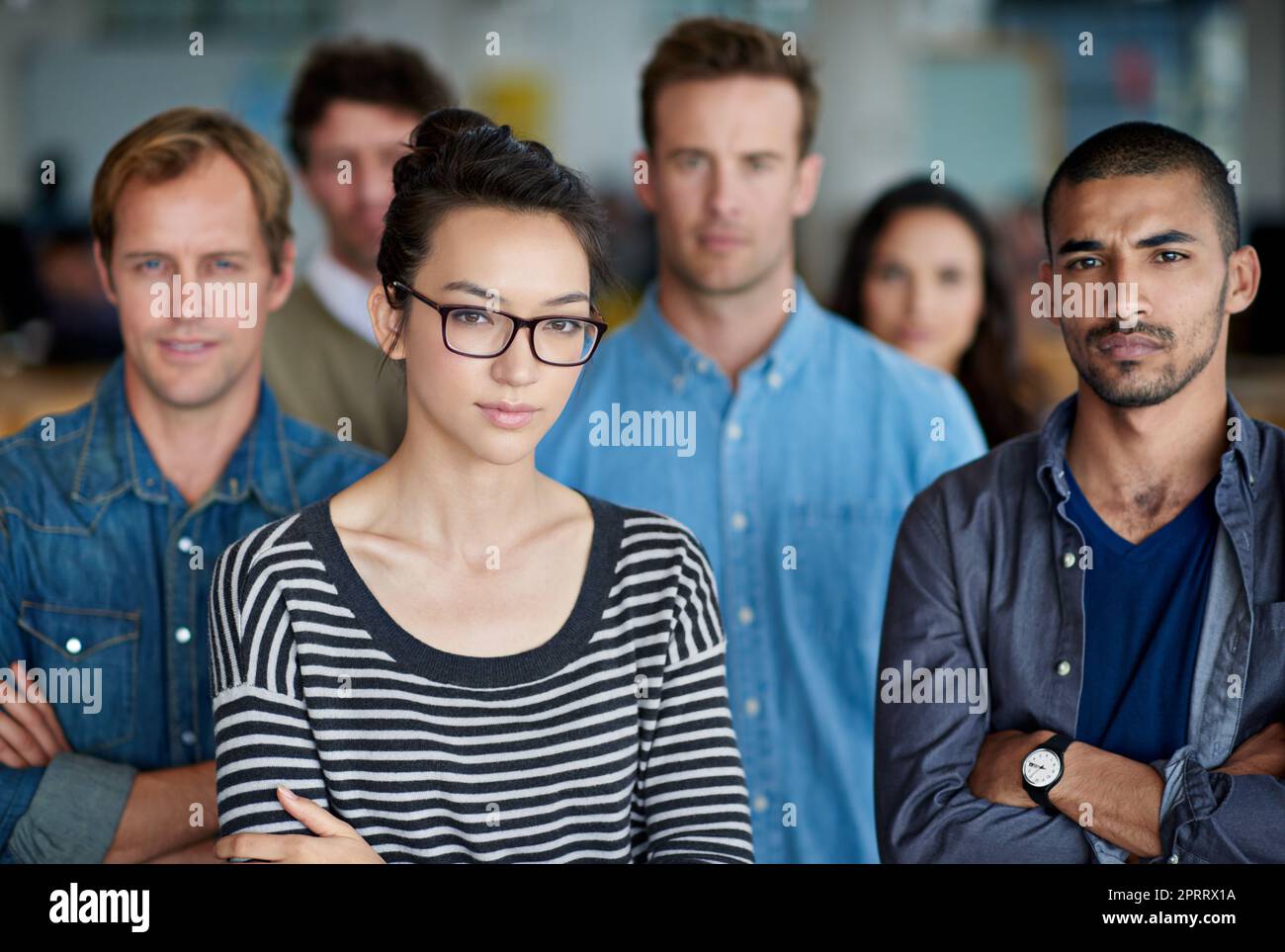 Mieux vaut ne pas prendre sur cette formidable équipe. Un groupe souriant de collègues debout dans un bureau Banque D'Images