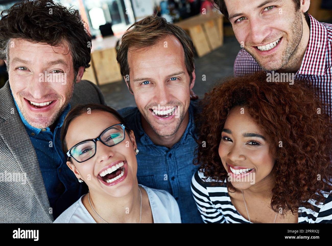 Le meilleur bureau jamais vu. Portrait d'un groupe de collègues ecstatiques dans un bureau Banque D'Images