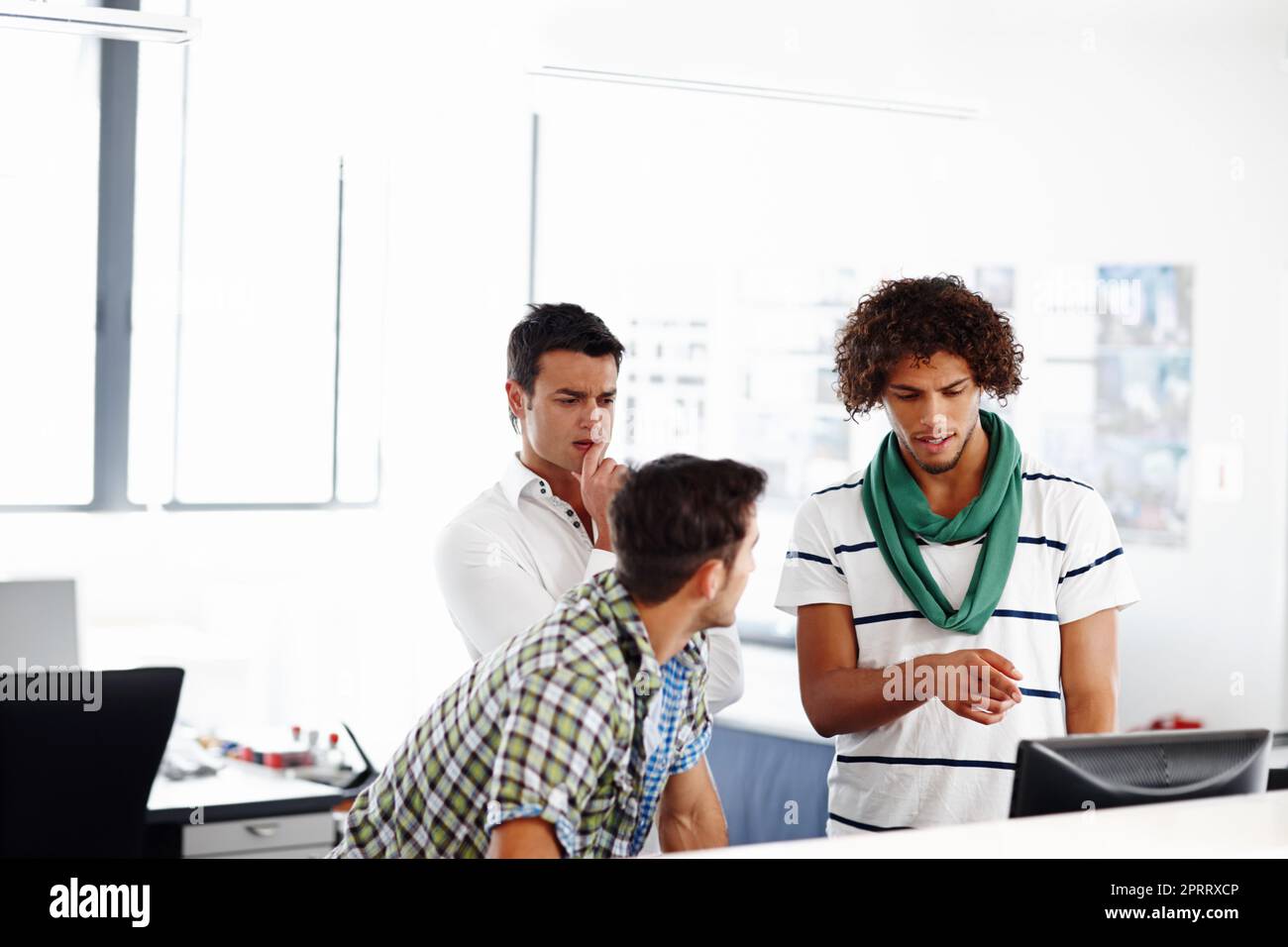 Brainstorming quelques idées pour le site Web de l'entreprise. Trois collègues de sexe masculin travaillent ensemble au bureau Banque D'Images