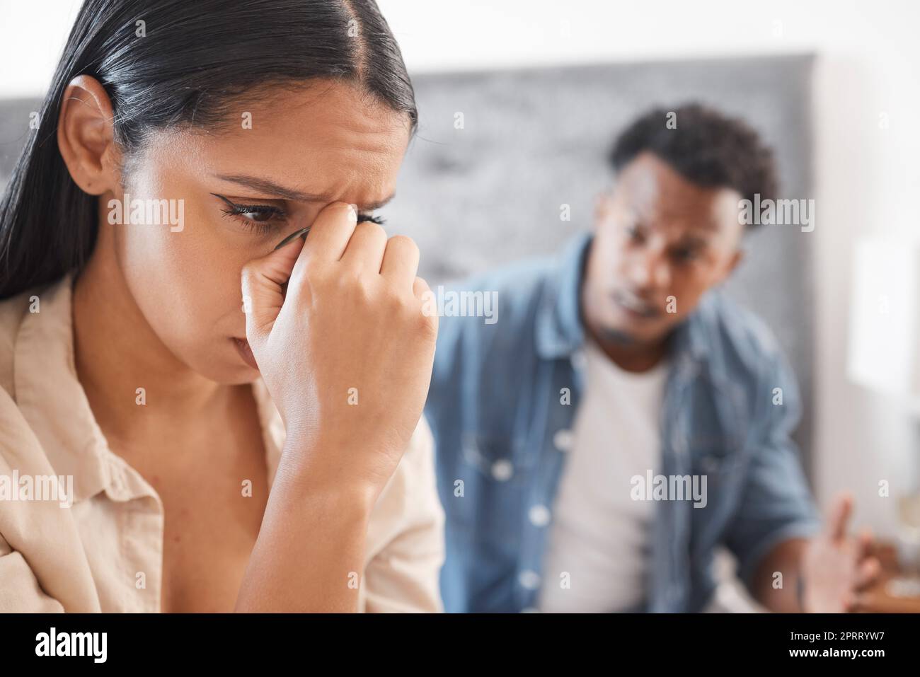 Le divorce, le stress et le couple se battent sur un lit, le bruit et le conflit avec l'homme et la femme toxiques. Relation interraciale avec le jeune mari et la femme en conflit, rupture et abus chambre à coucher problème Banque D'Images