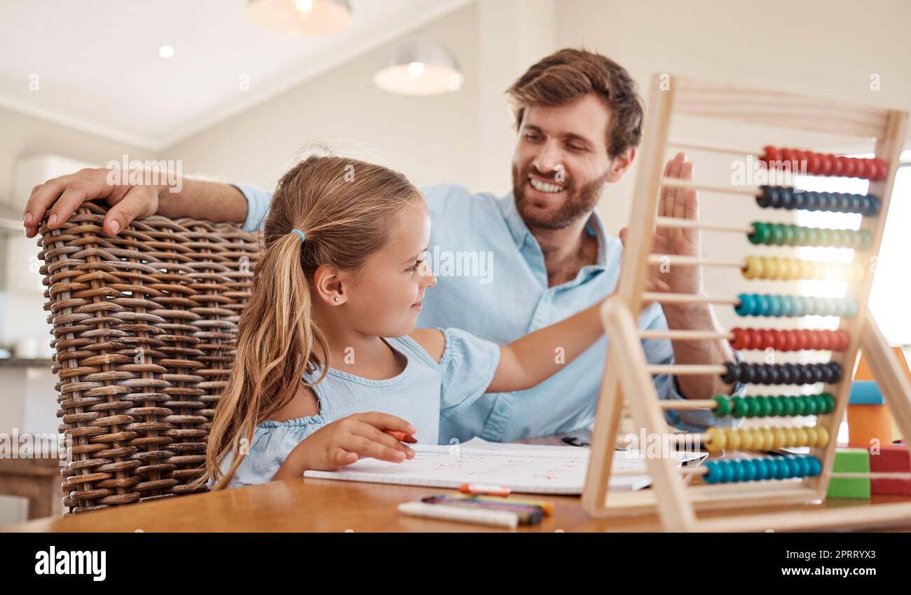 L'apprentissage, l'enfant et les devoirs avec le père et la fille donnant cinq hauts pour célébrer la réussite, le développement et le soutien tout en étant assis à la maison. Un homme heureux aide une fille élémentaire avec son travail de mathématiques Banque D'Images