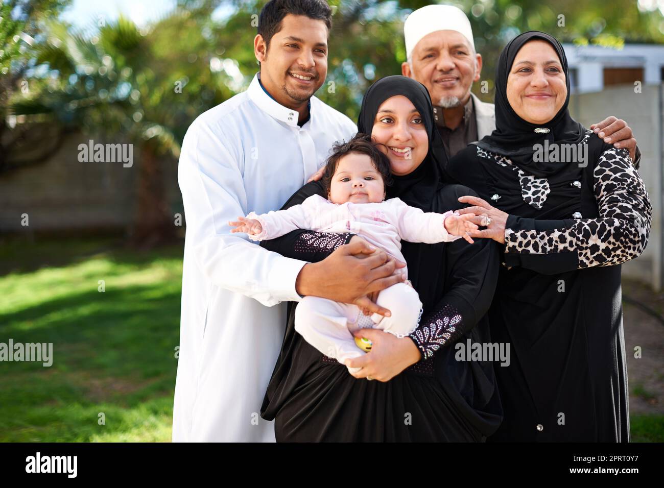 Trois générations d'amour. Une famille musulmane appréciant une journée dehors Banque D'Images