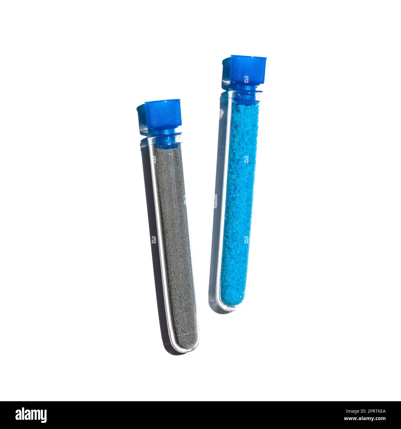 Sulfate de cuivre(II) et poudre de zinc dans un tube à essai avec bouchon. Ingrédients de
