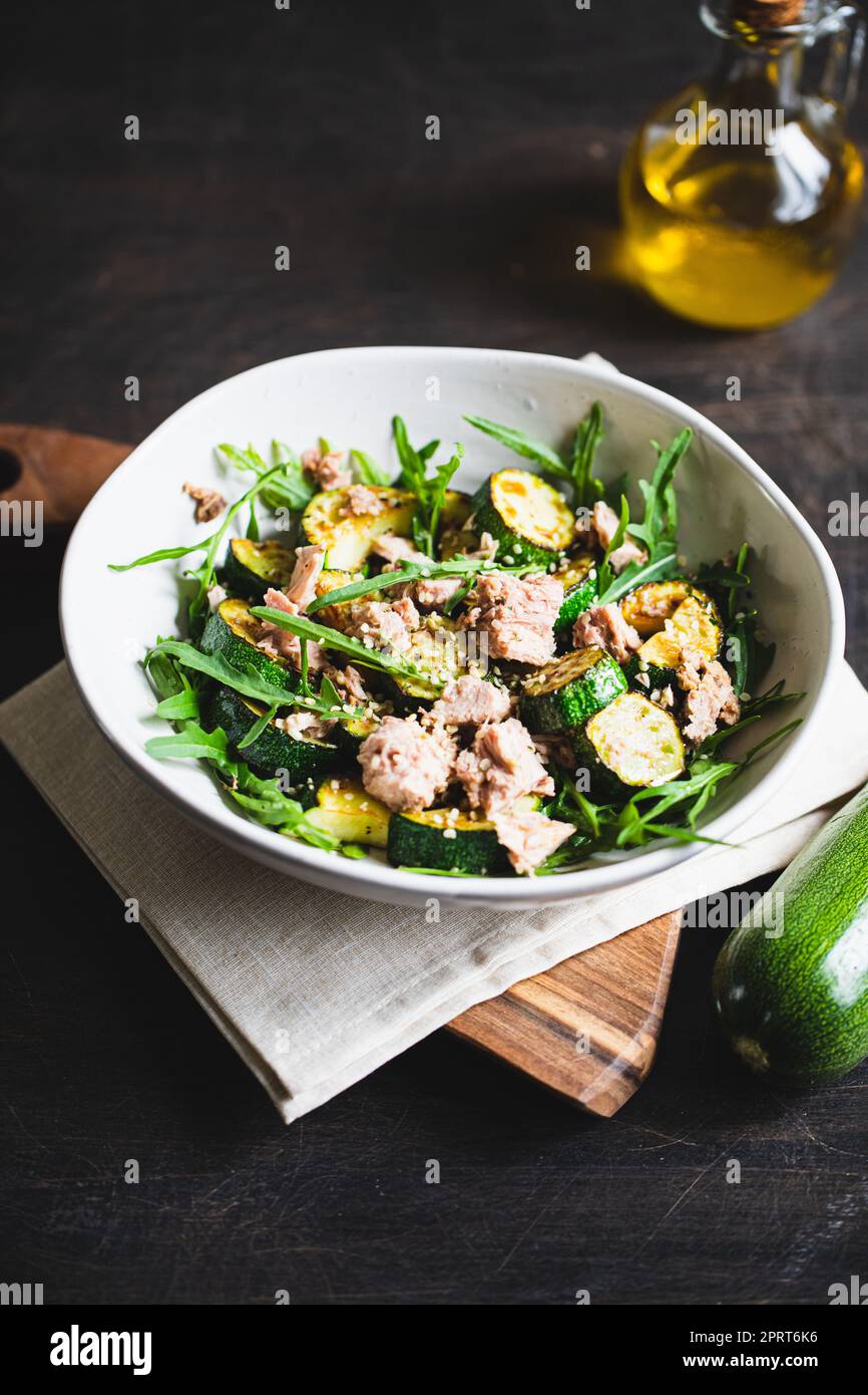 salade fraîche à l'arugula, courgettes cuites au four et thon. le concept de nourriture saine et nutritive. Banque D'Images