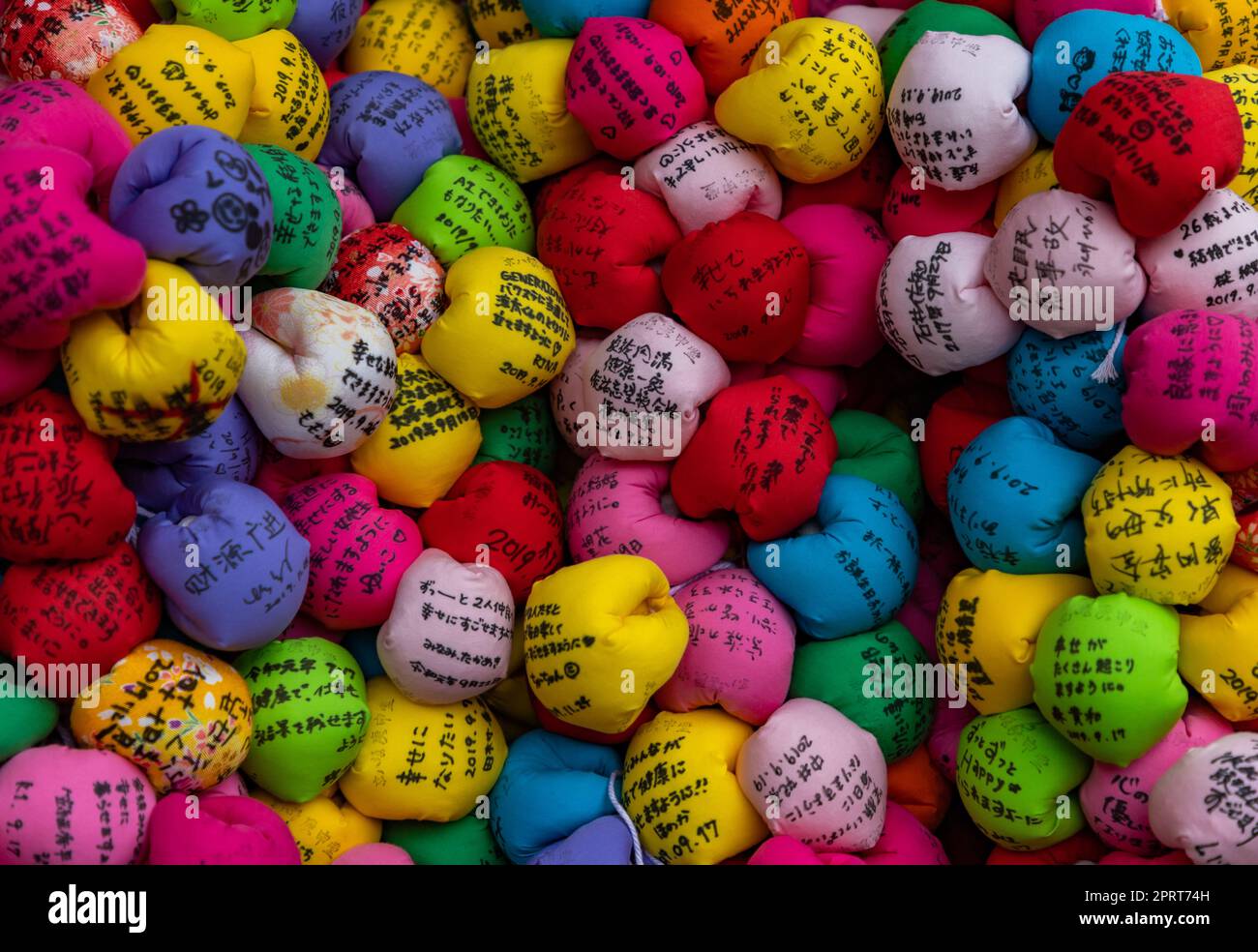 Une photo en gros plan des talismans de Kukurizaru colorés qui sont utilisés dans le Temple Yasaka Koshin-do. Banque D'Images