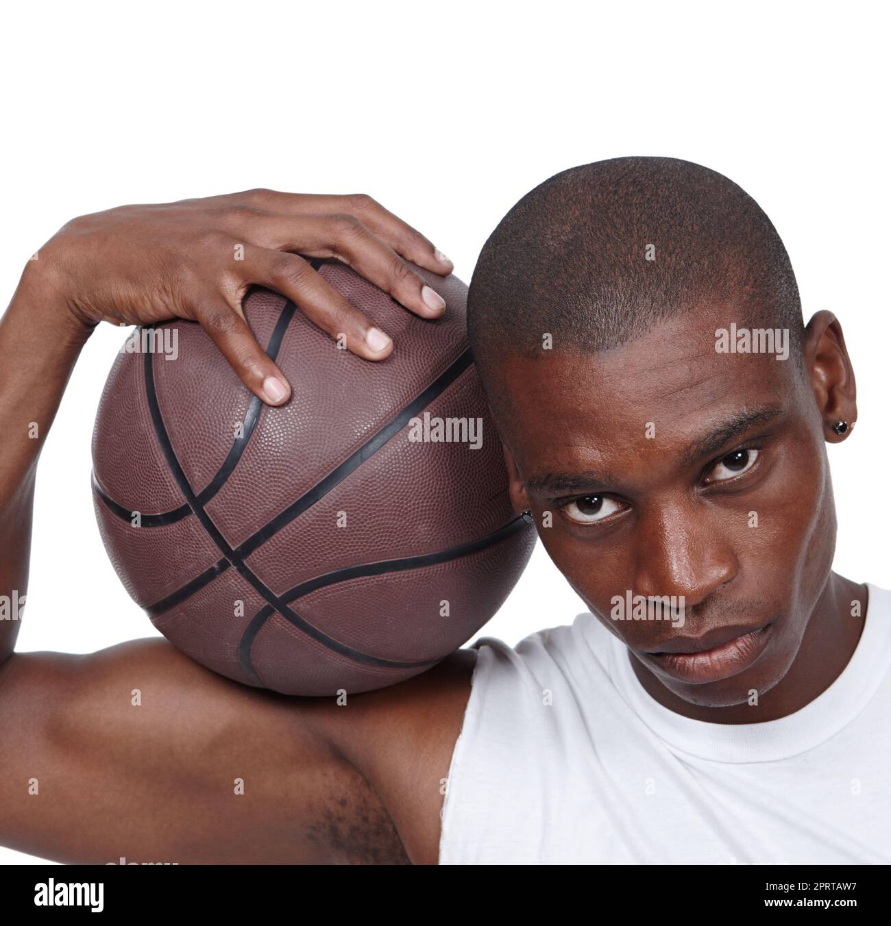 Vers le haut pour un jeu. Portrait en studio d'un jeune joueur de basket-ball debout avec son ballon de basket-ball Banque D'Images