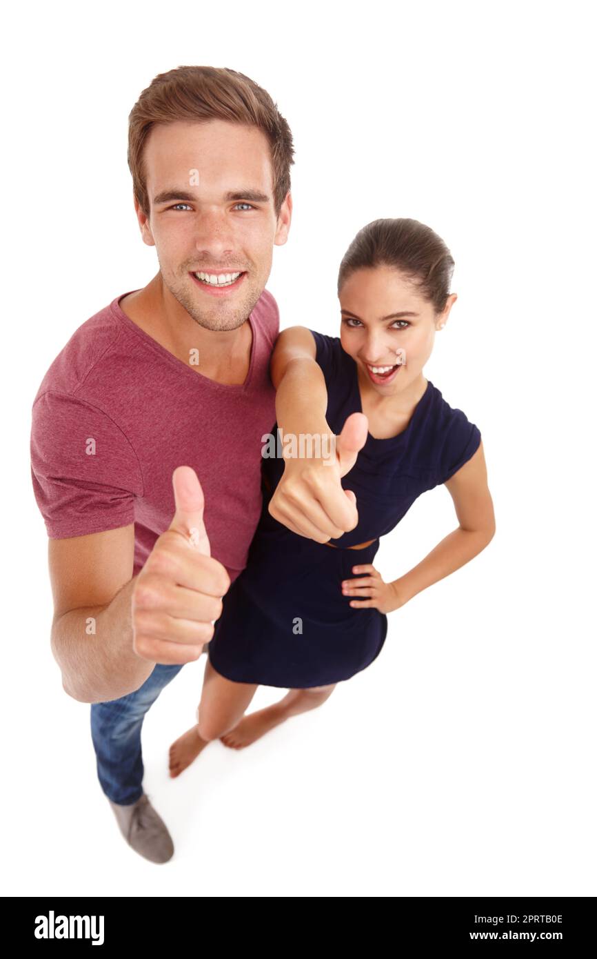 Vous allez bien dans notre livre. Photo en grand angle d'un jeune homme et d'une jeune femme qui se donne les pouces Banque D'Images