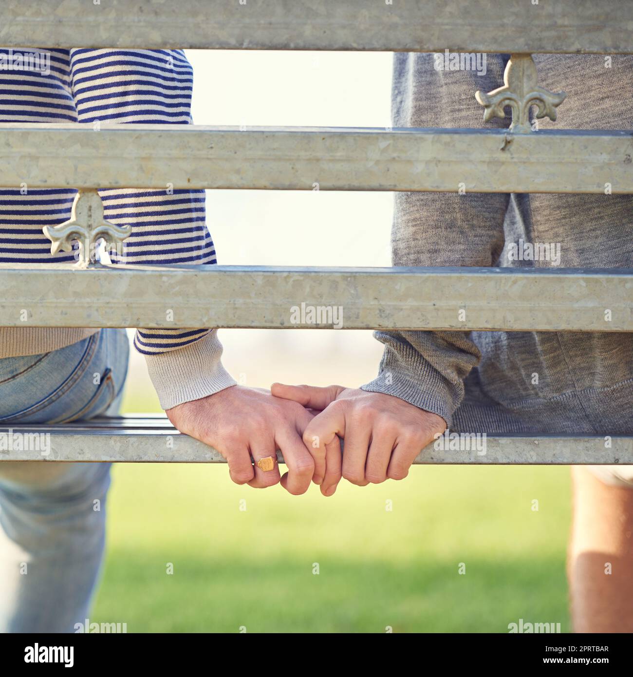 Vous êtes mon partenaire à travers la vie. Vue arrière d'un jeune couple gay assis ensemble sur un banc de parc Banque D'Images