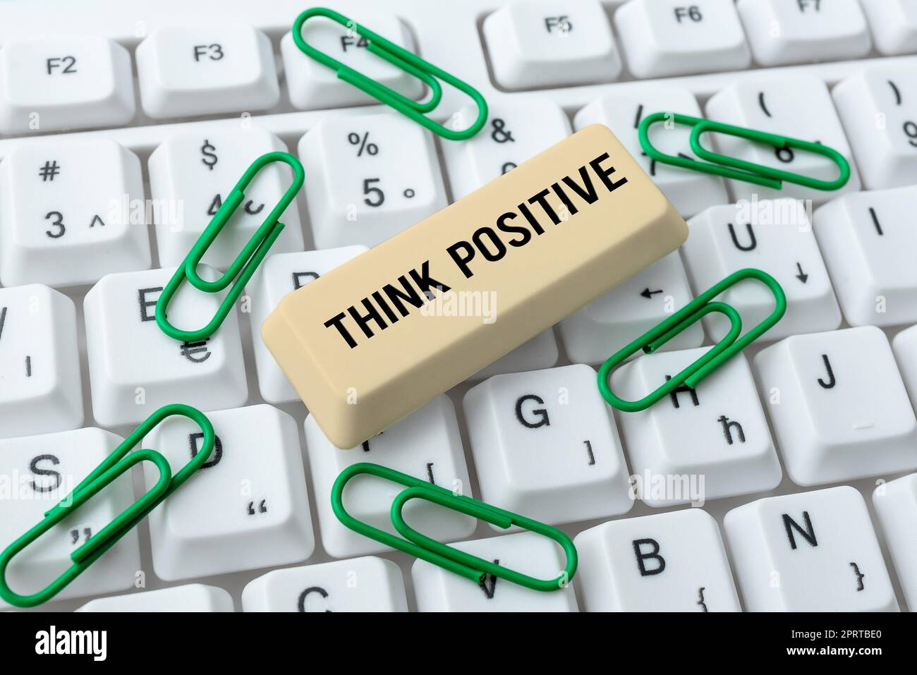 Texte d'écriture pense positiveLa tendance à être positif ou optimiste dans l'attitude. Mot pour la tendance à être positif ou optimiste dans l'attitude Banque D'Images