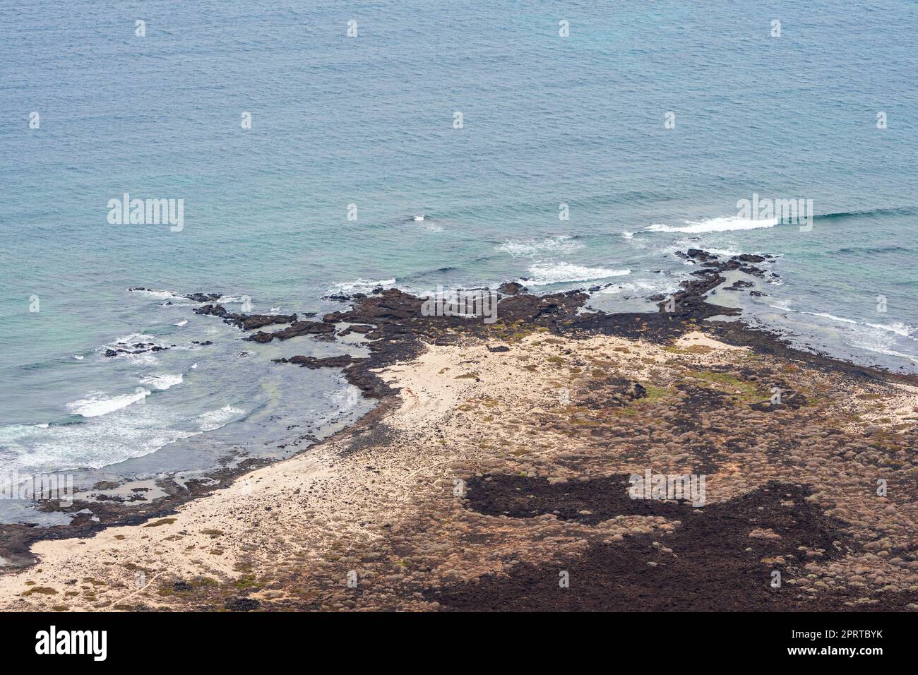 Littoral océanique rocheux et dangereux de l'Atlantique. Vue de dessus. Lanzarote. Îles Canaries. Espagne. Banque D'Images