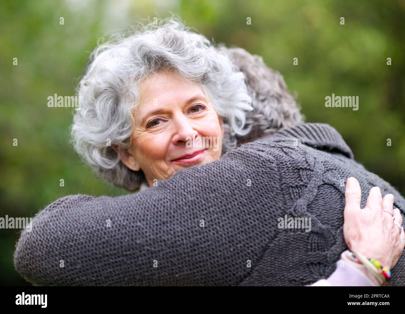 La chaleur de l'amour. Une femme âgée embrassant son mari avec amour Banque D'Images