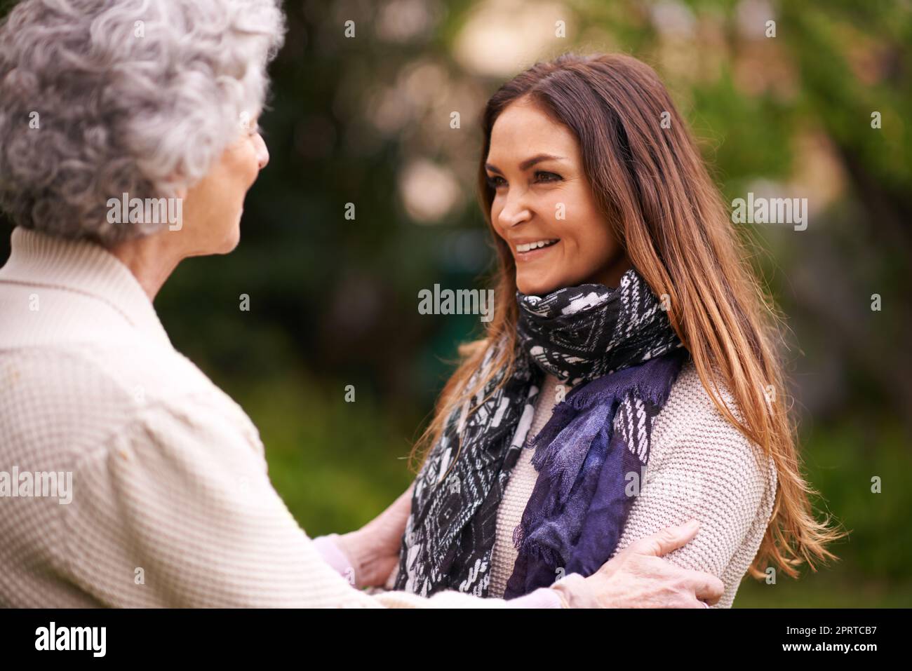 Si bonne de vous voir, maman. Une femme attrayante passant du temps avec sa mère à l'extérieur Banque D'Images