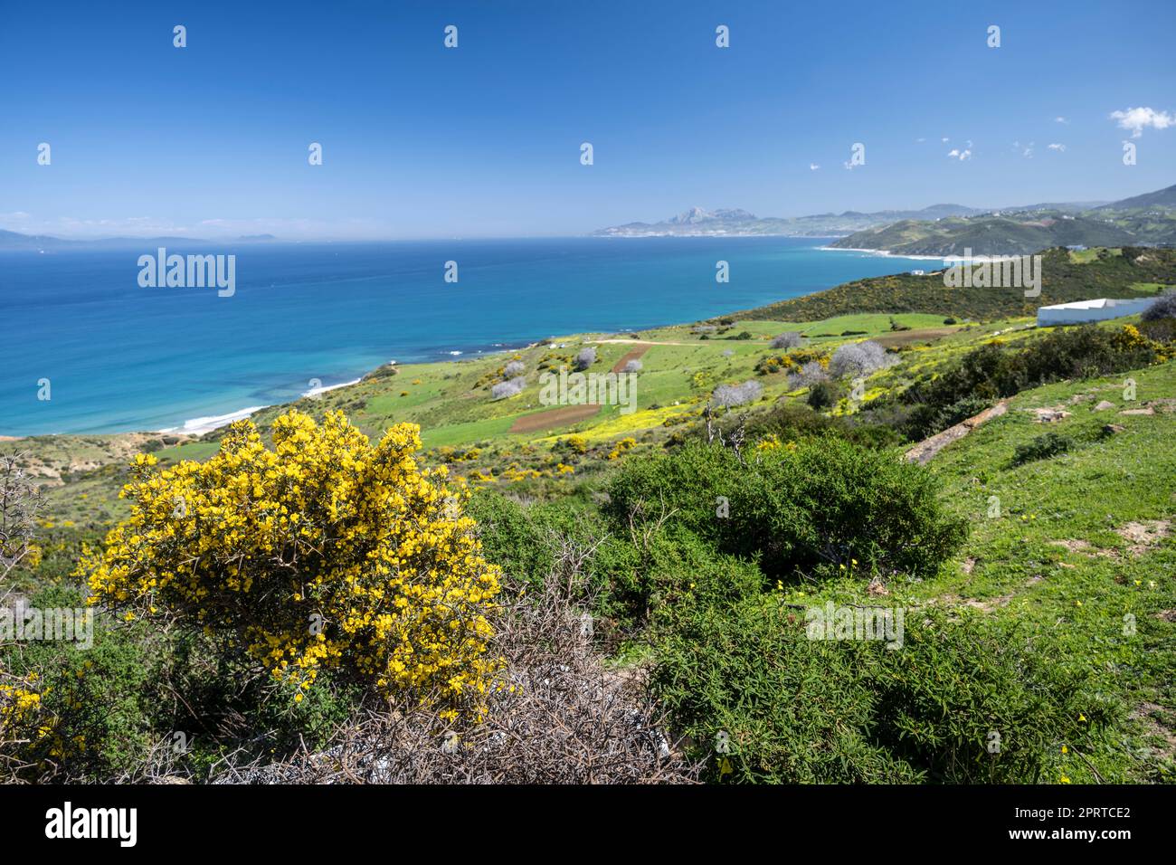 Paysage de la côte nord du Maroc avec vue sur le détroit de Gibraltar. Banque D'Images