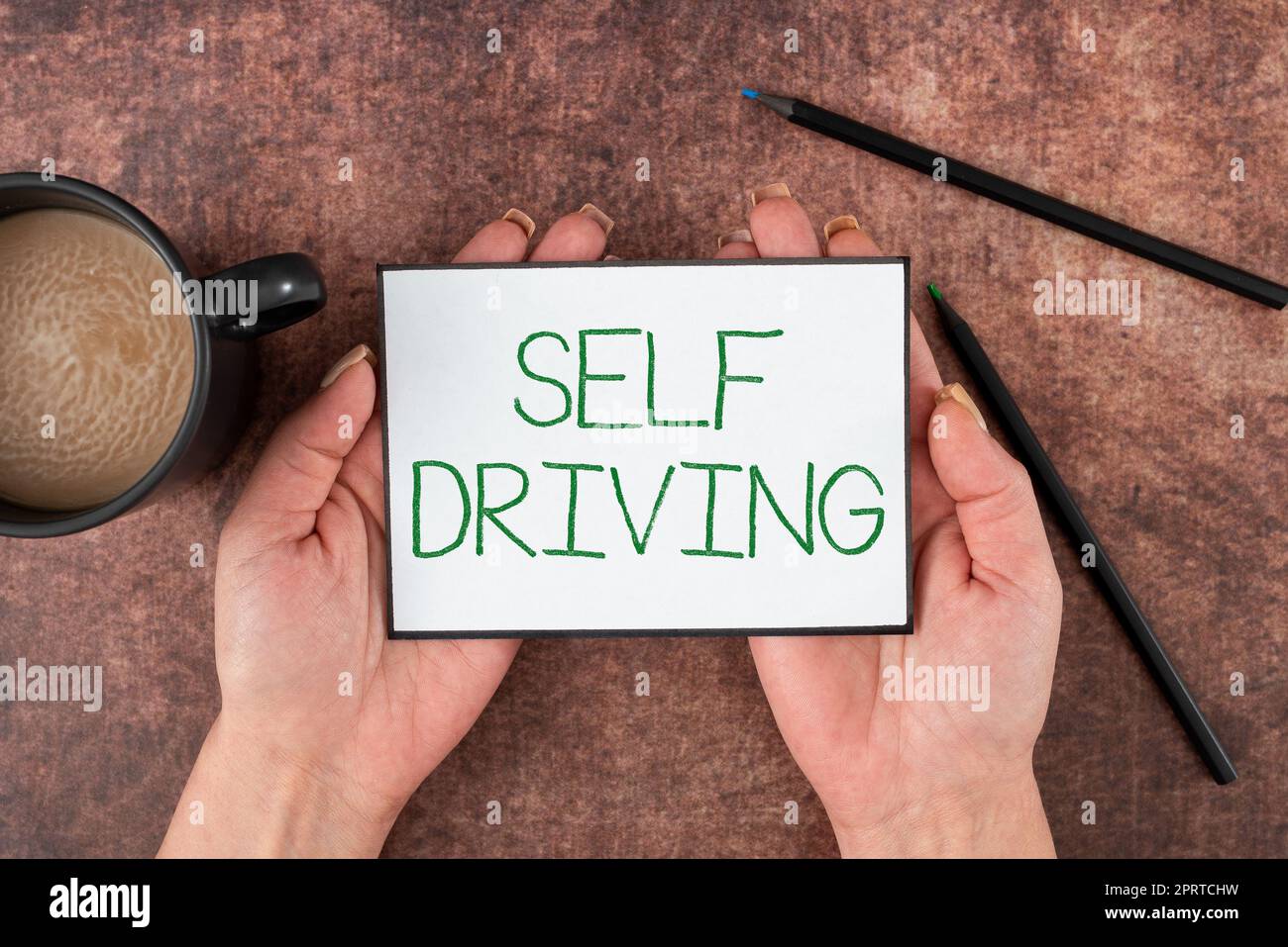 Affiche textuelle indiquant la conduite autonome. Mot écrit sur la capacité du véhicule autonome à naviguer sans intervention humaine Banque D'Images