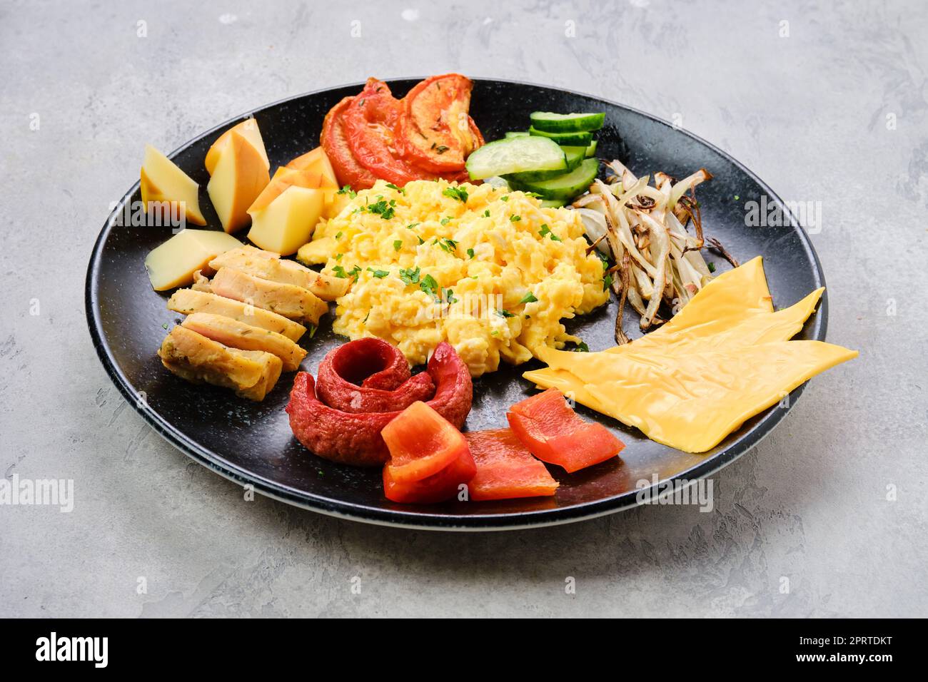 Œufs brouillés avec différentes saucisses, fromage, poivron et oignon rôti Banque D'Images